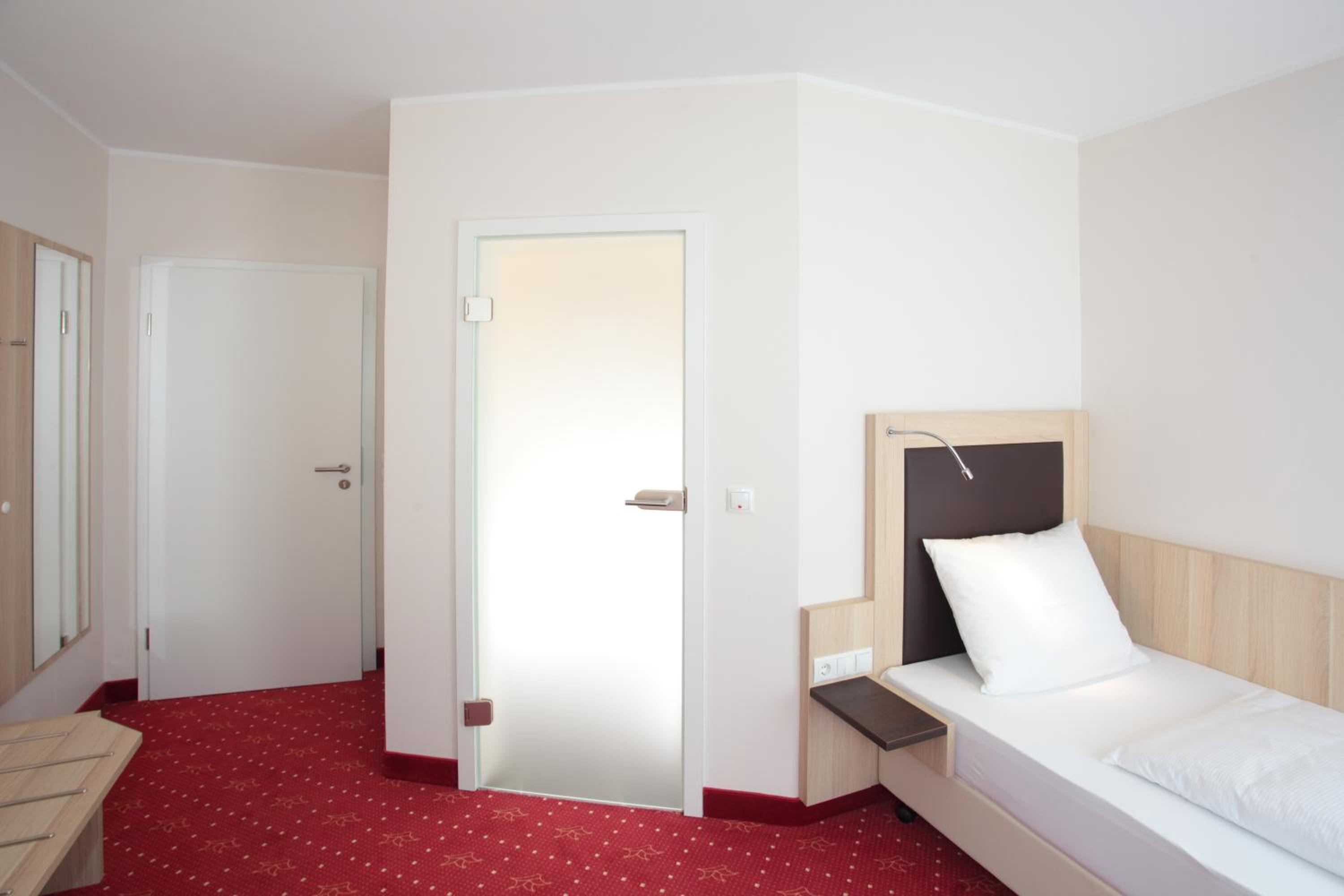 Single Room with Bathroom photo 3