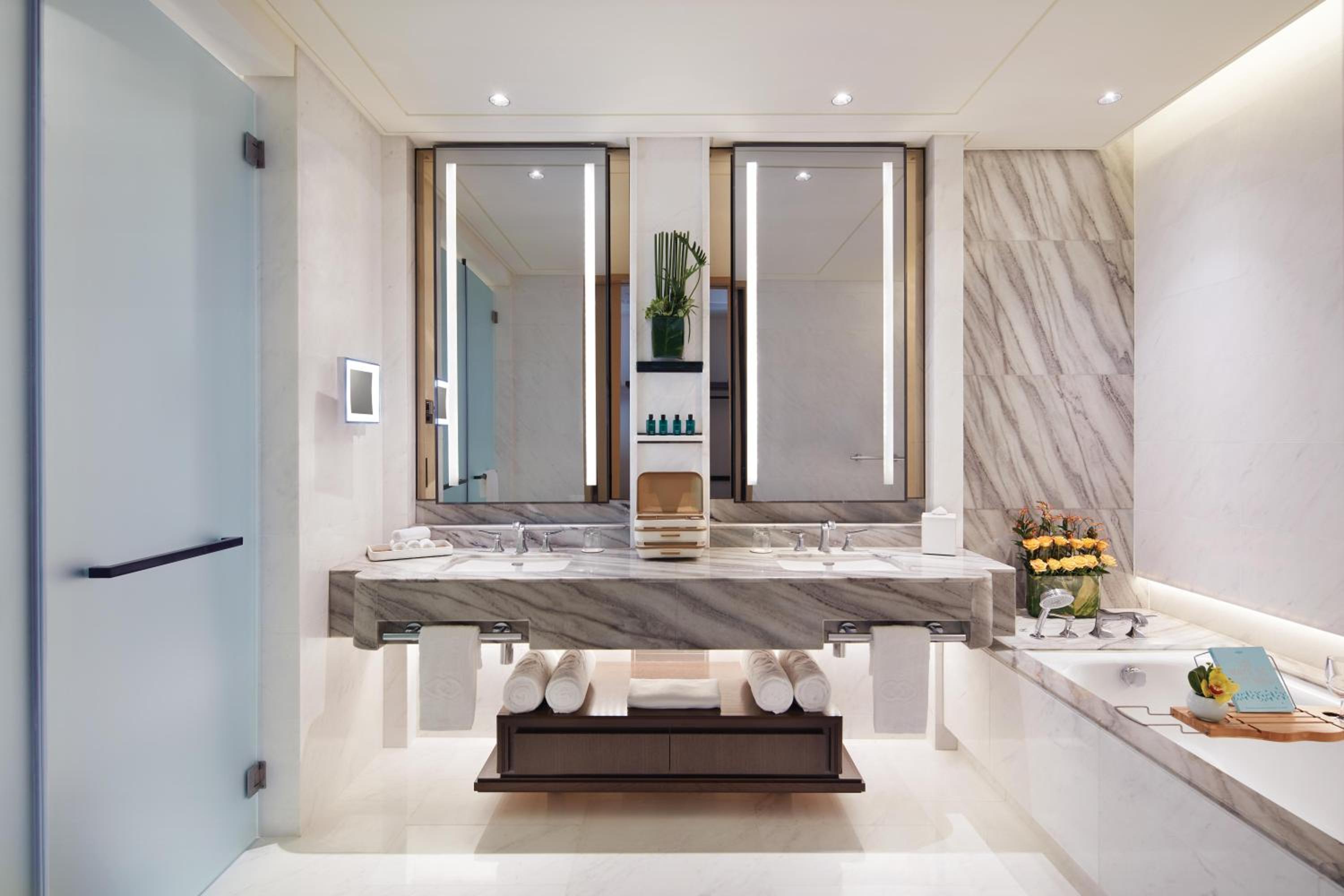 King Prestige Suite with Club Millésime Access and City View thumbnail 6