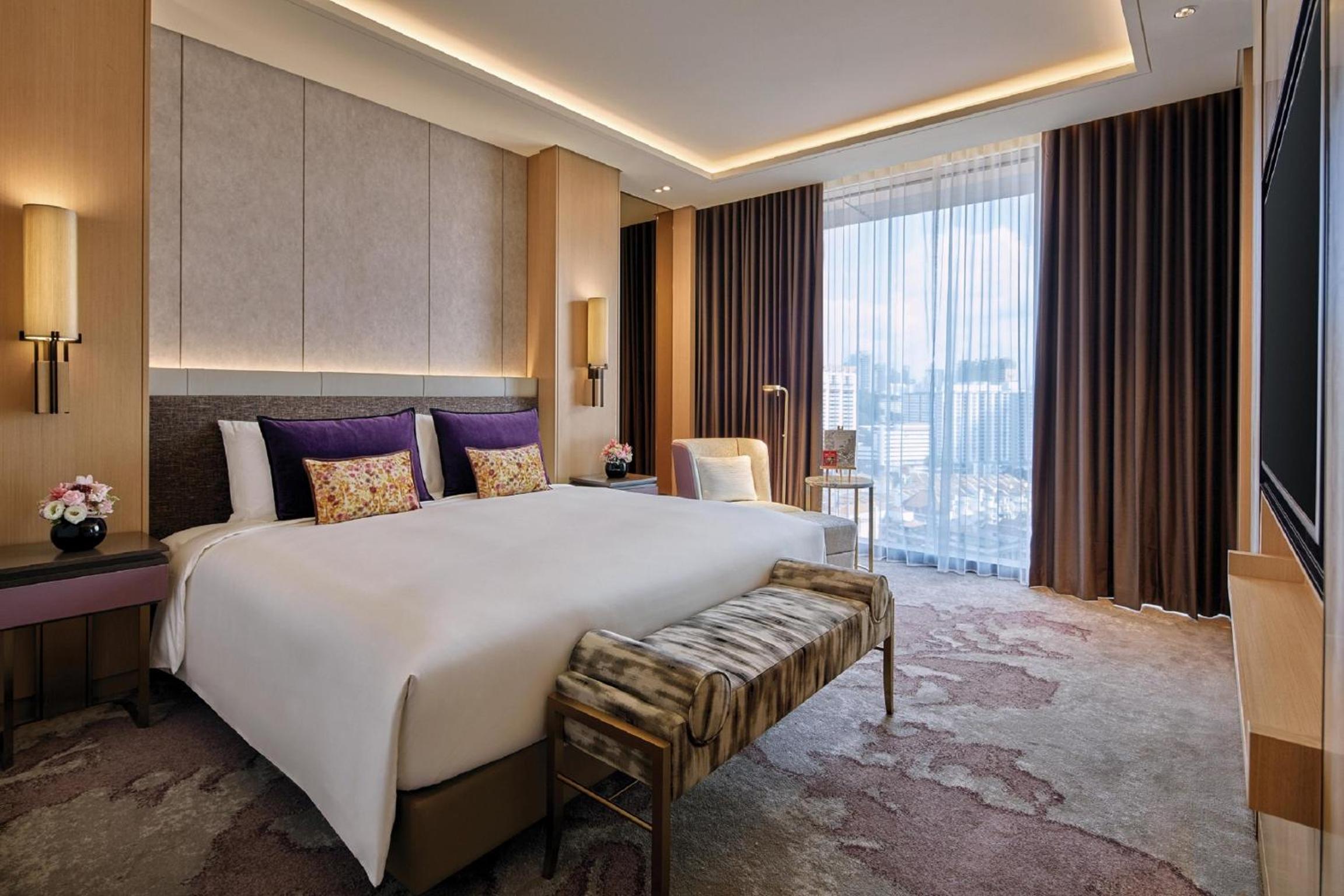 King Prestige Suite with Club Millésime Access and City View thumbnail 5