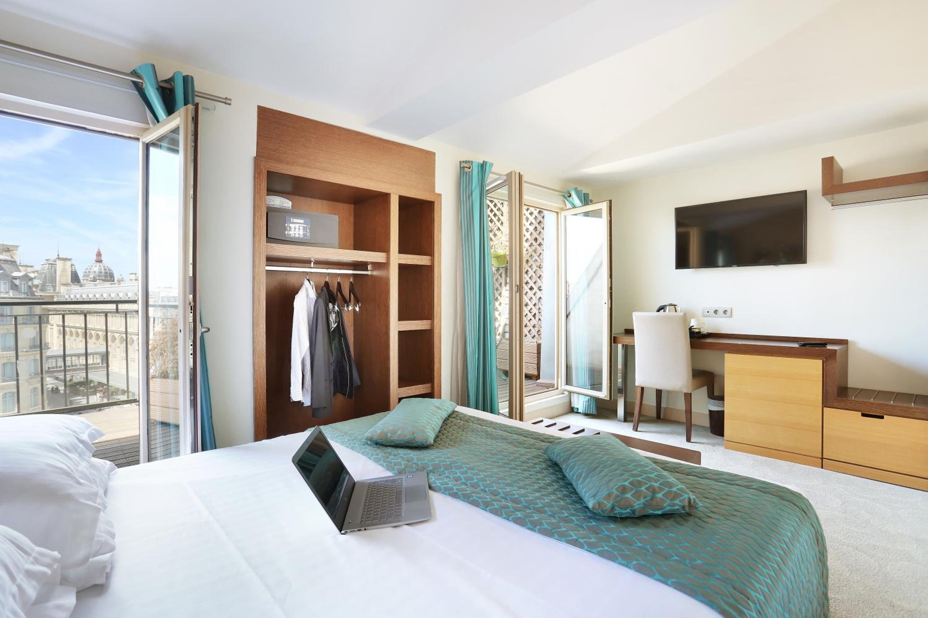Superior Double Room with Balcony thumbnail 6