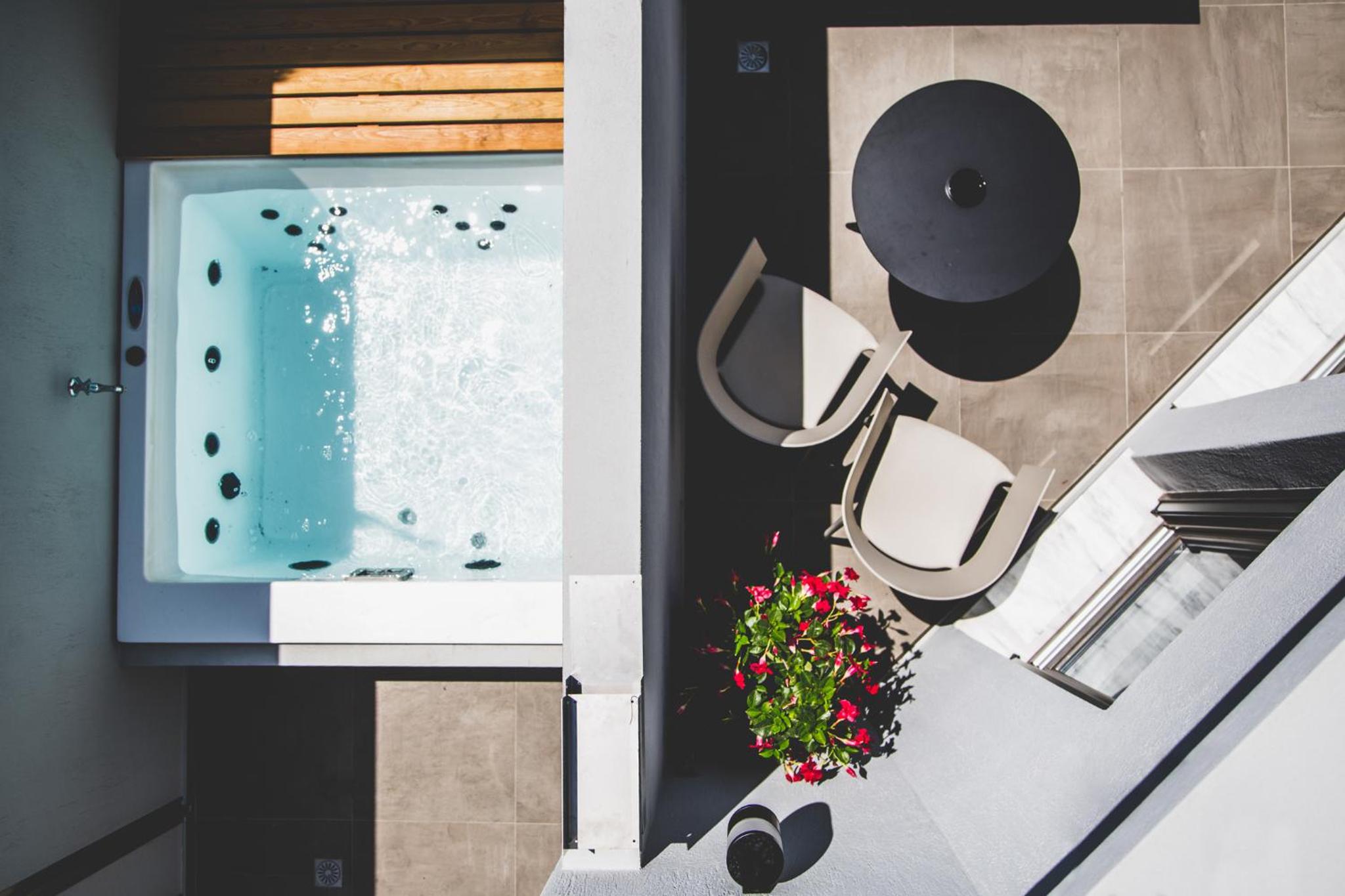 Executive Suite with Outdoor Hot Tub photo 2