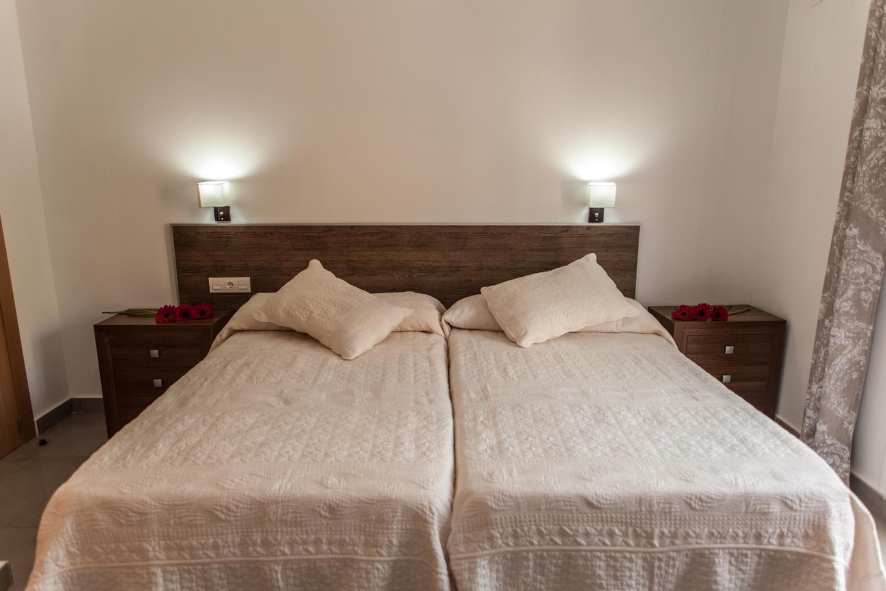 Twin Room with Private Bathroom photo 2