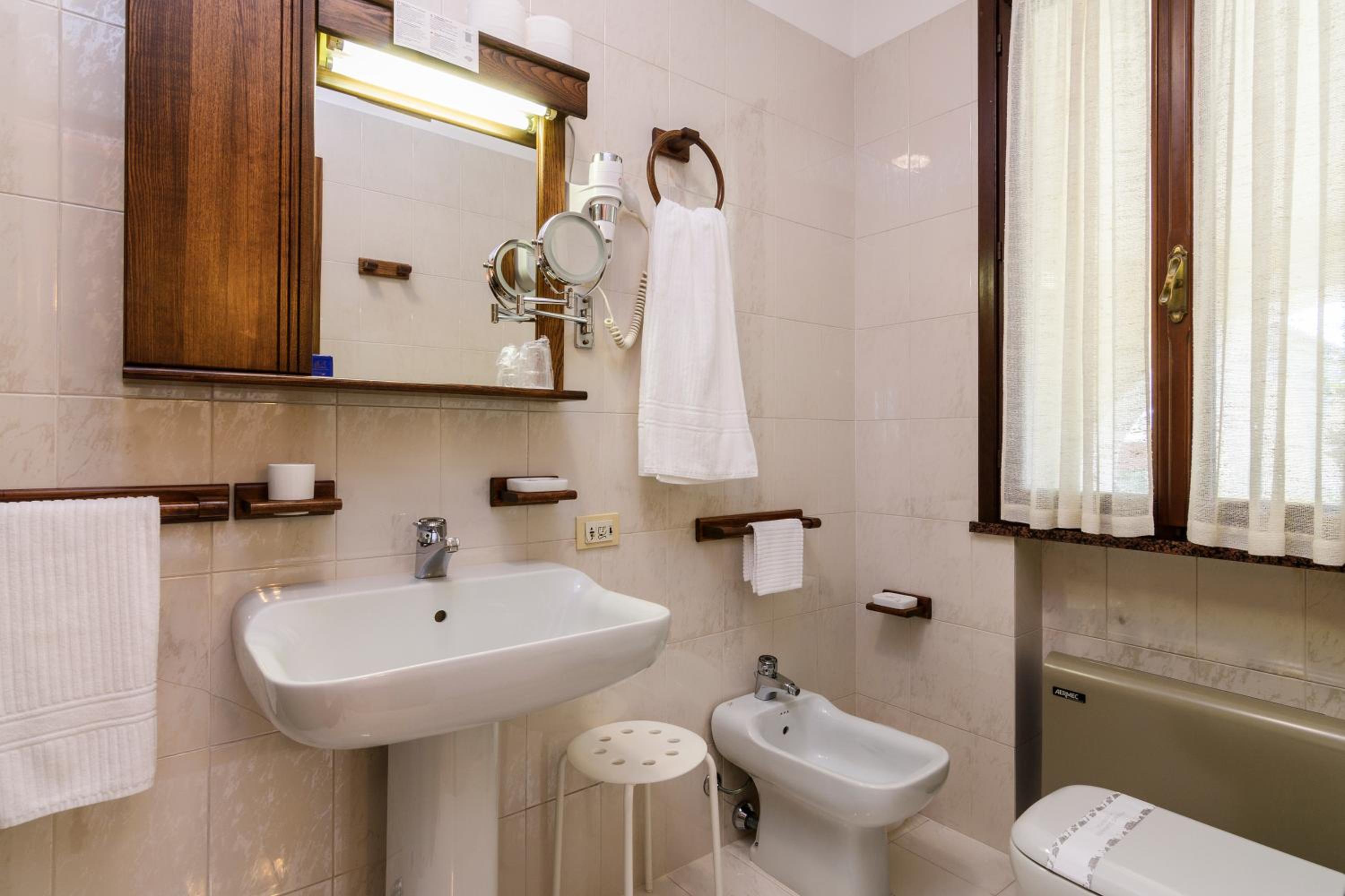 Double Room with Queen Bed photo 3