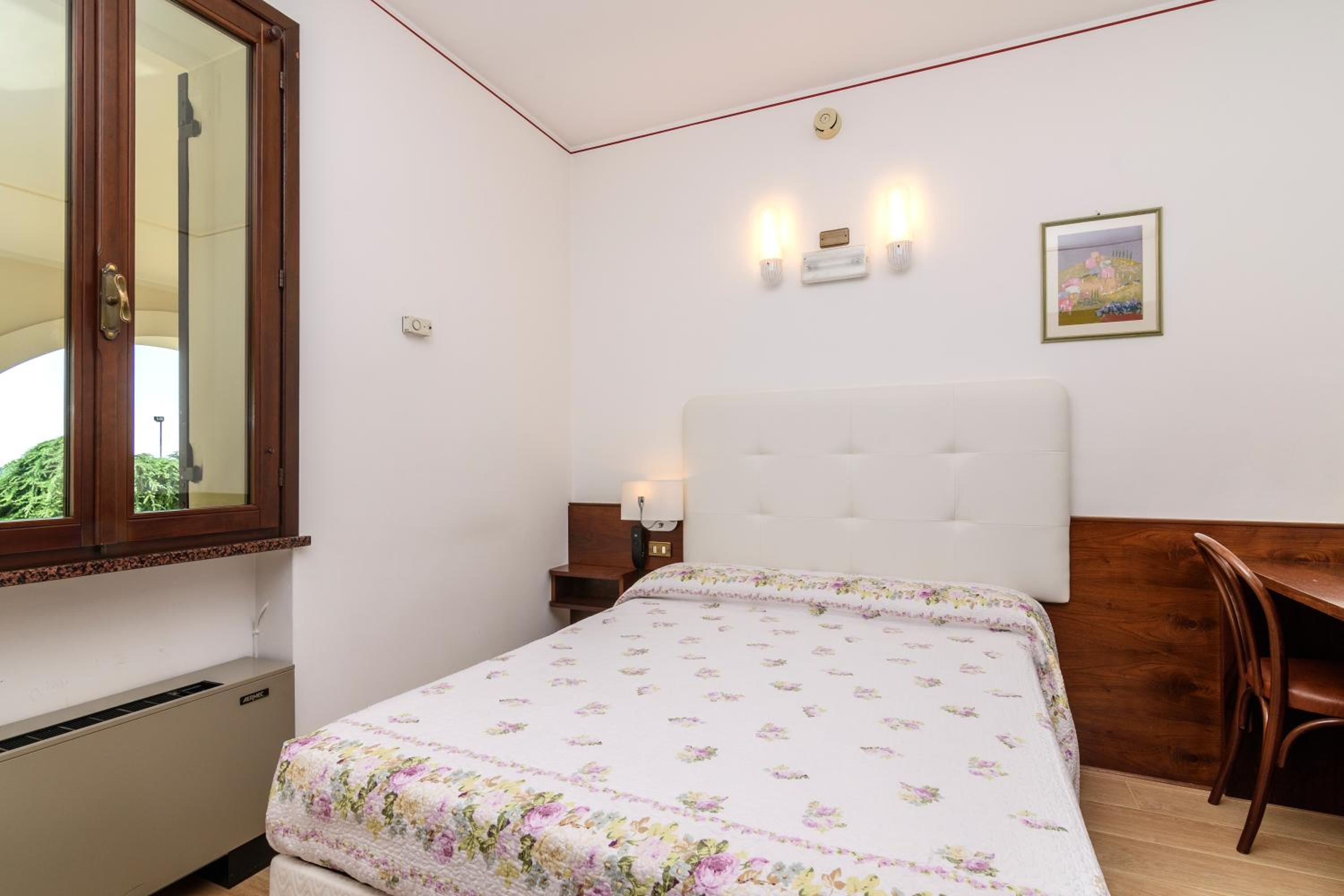 Double Room with Queen Bed photo 1