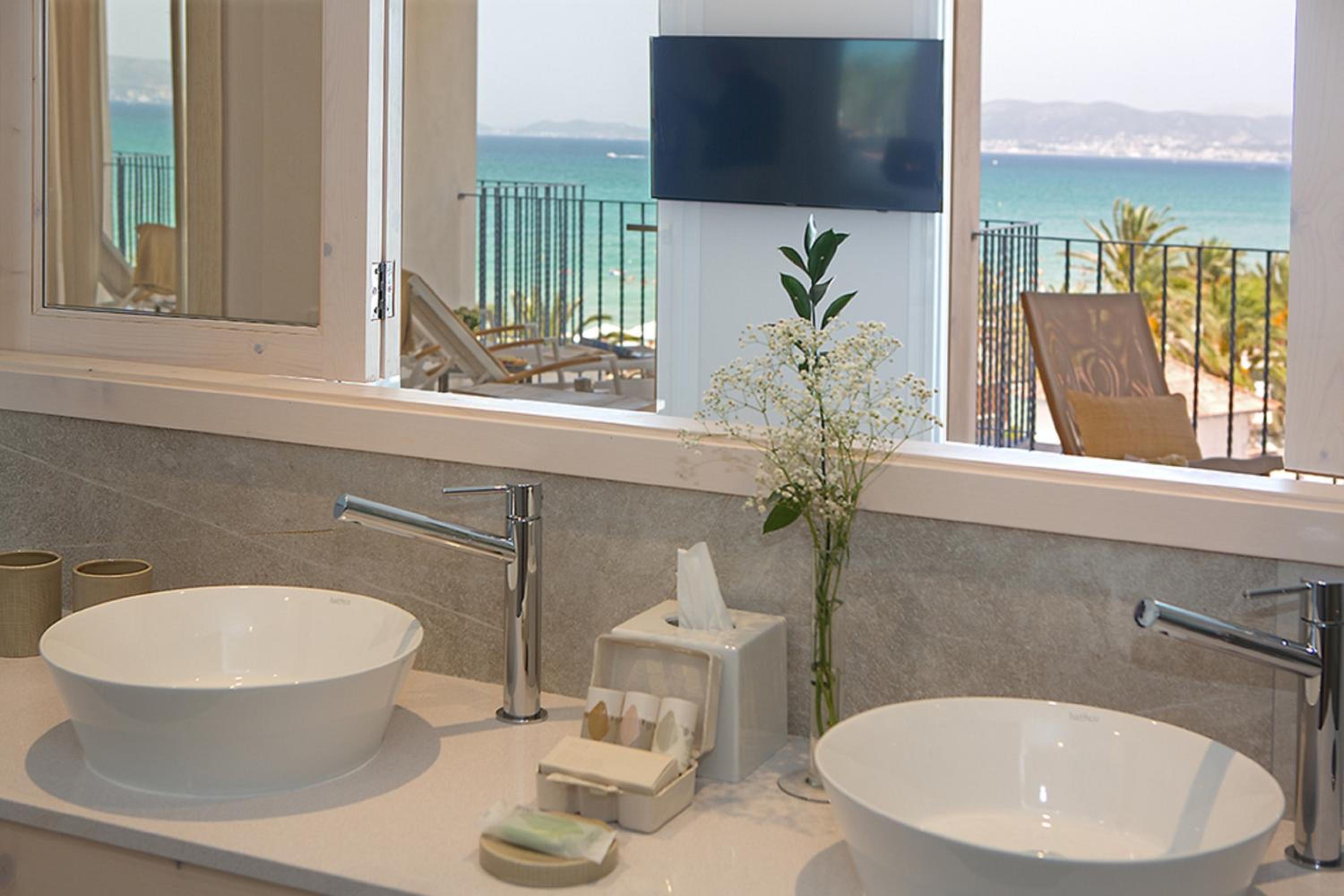Junior Suite with Sea View - Photo 16