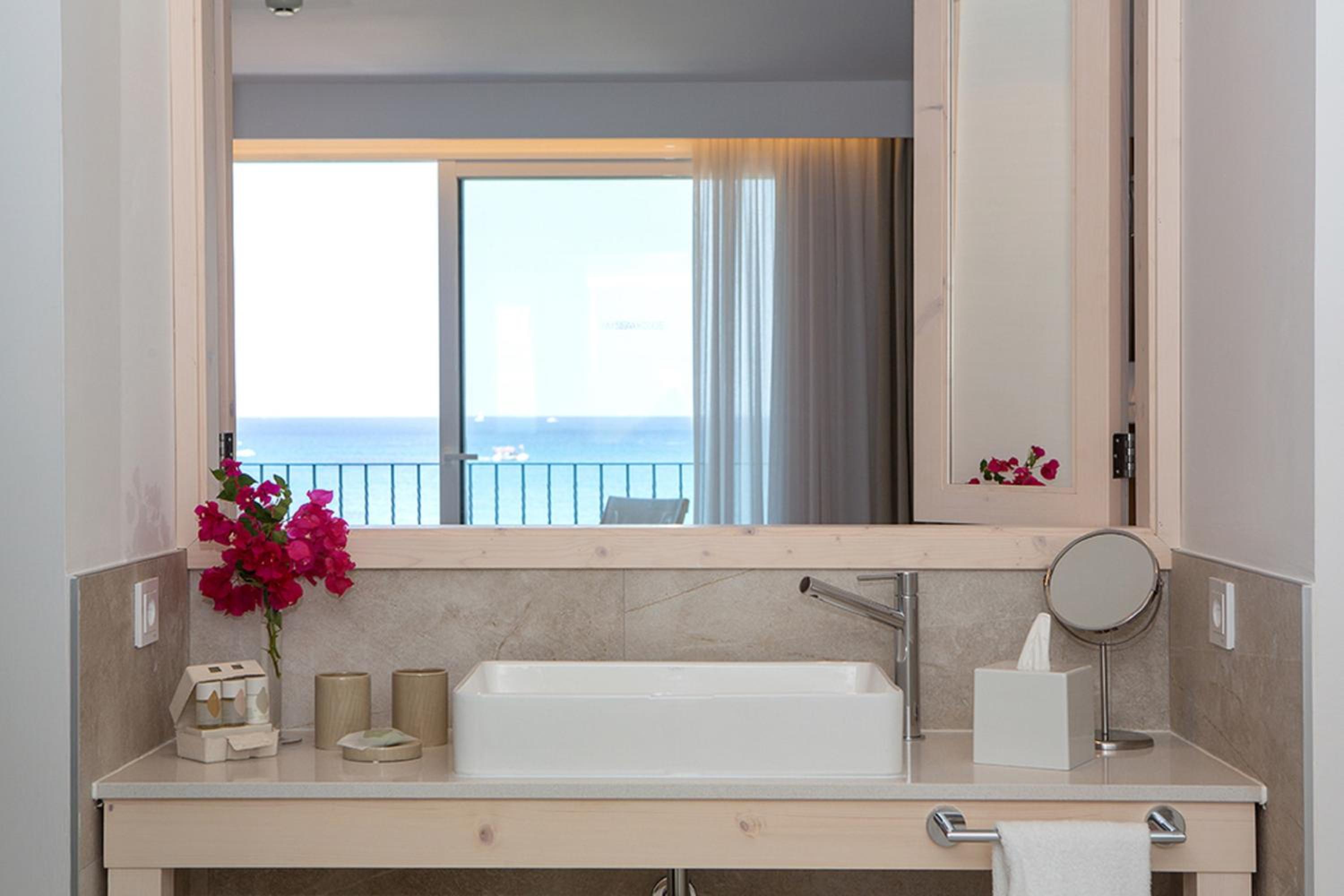 Junior Suite with Sea View - Photo 18