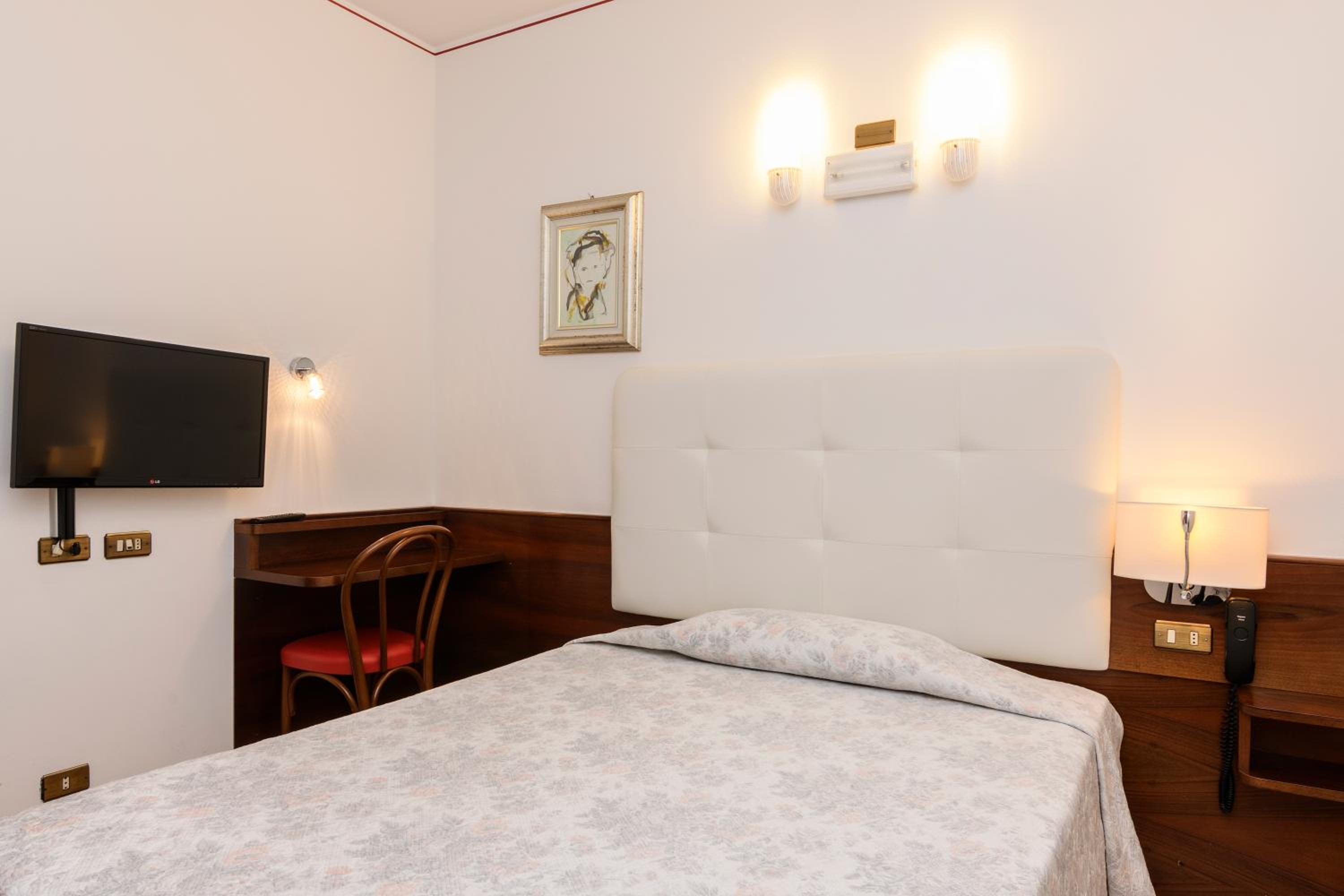 Single Room with Queen Bed photo 2