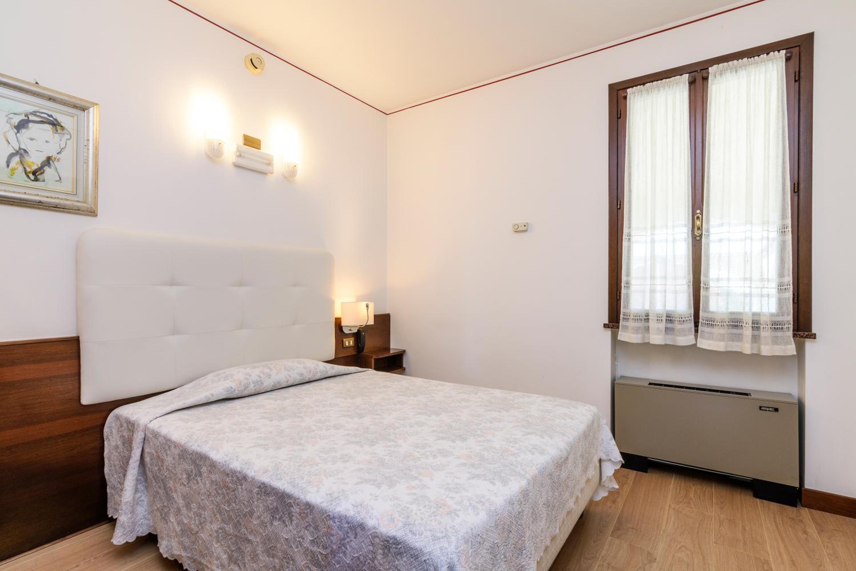 Single Room with Queen Bed photo 1