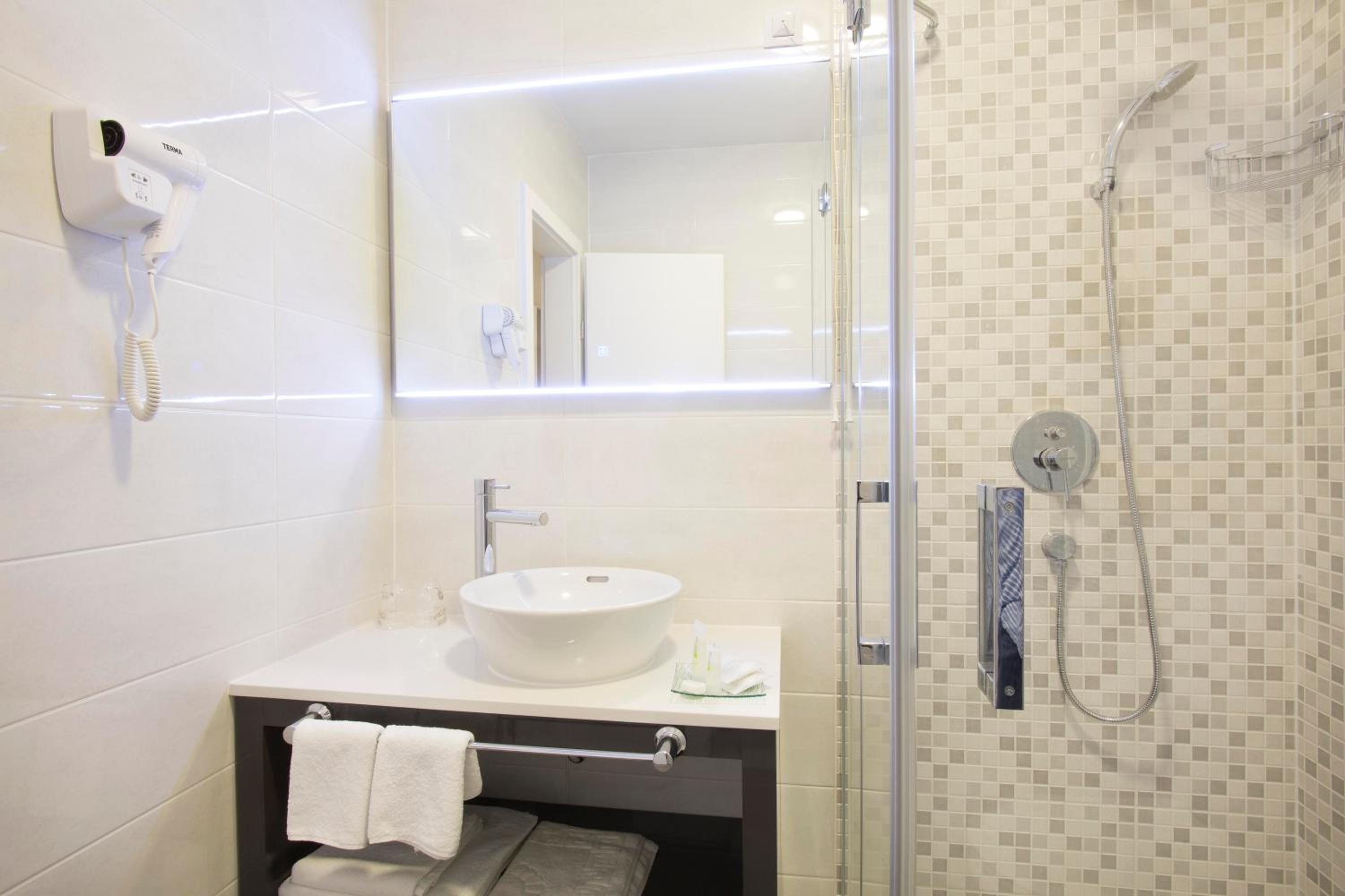Deluxe Double or Twin Room - Photo 2