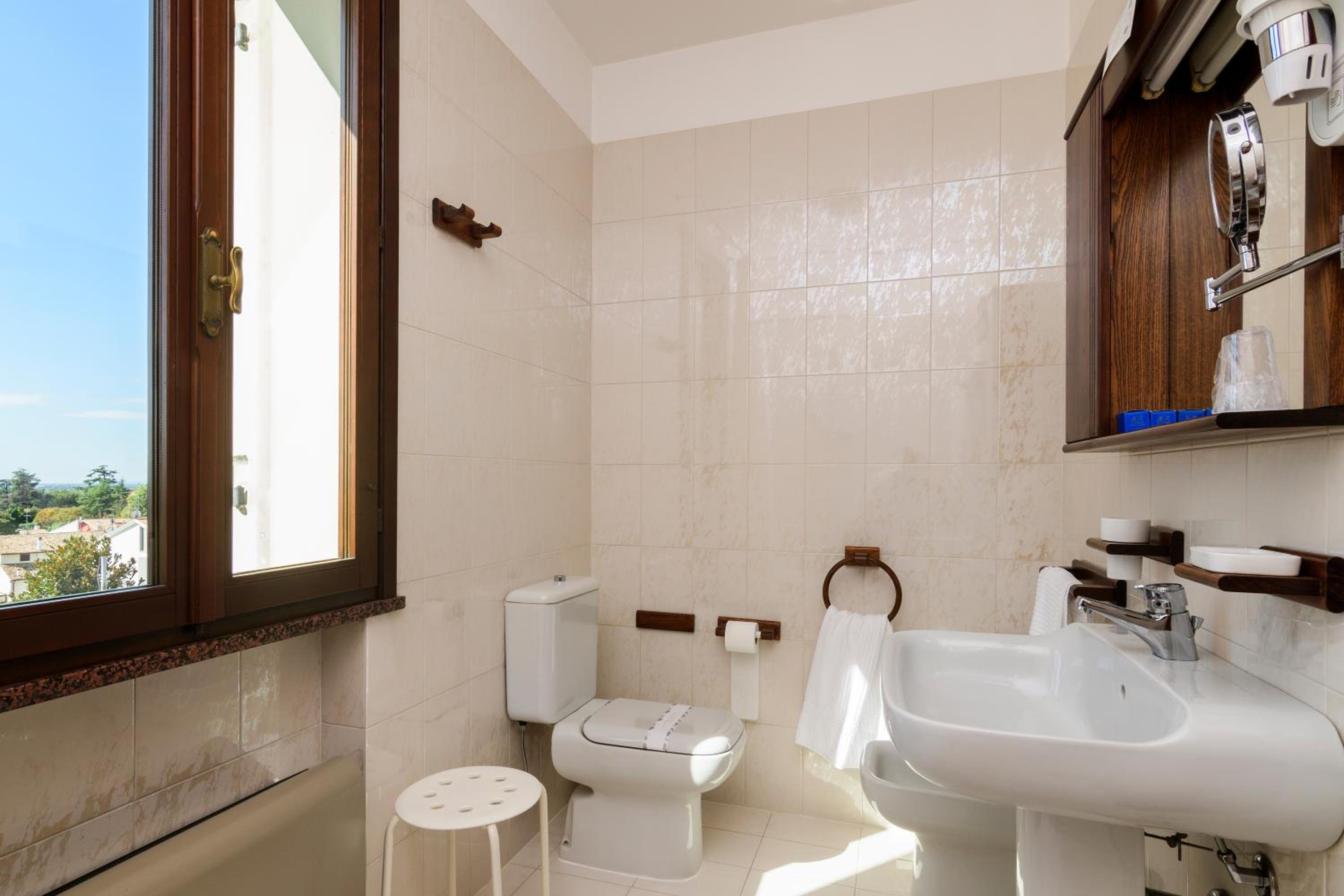 Double or Twin Room - Photo 4