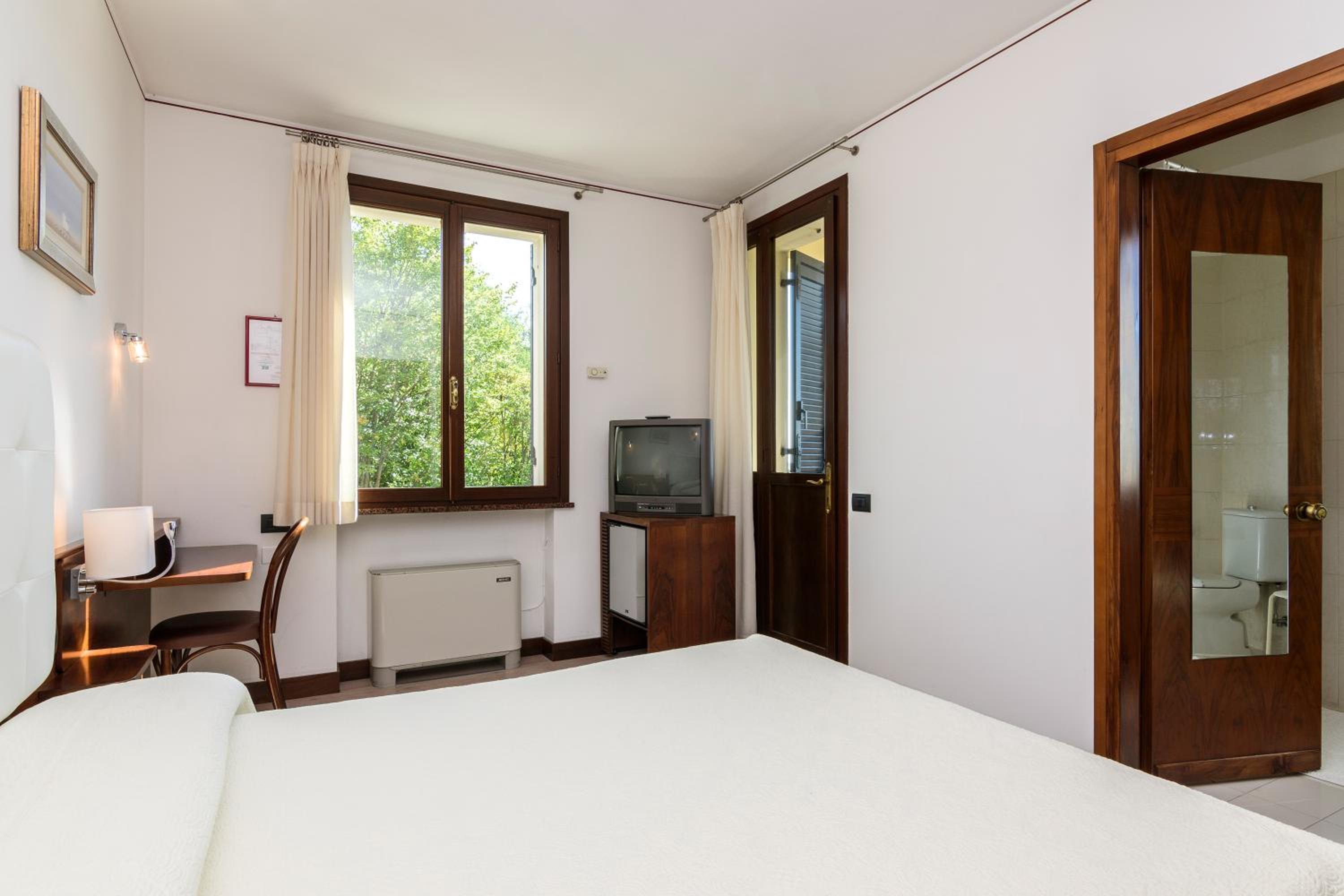 Double or Twin Room - Photo 3