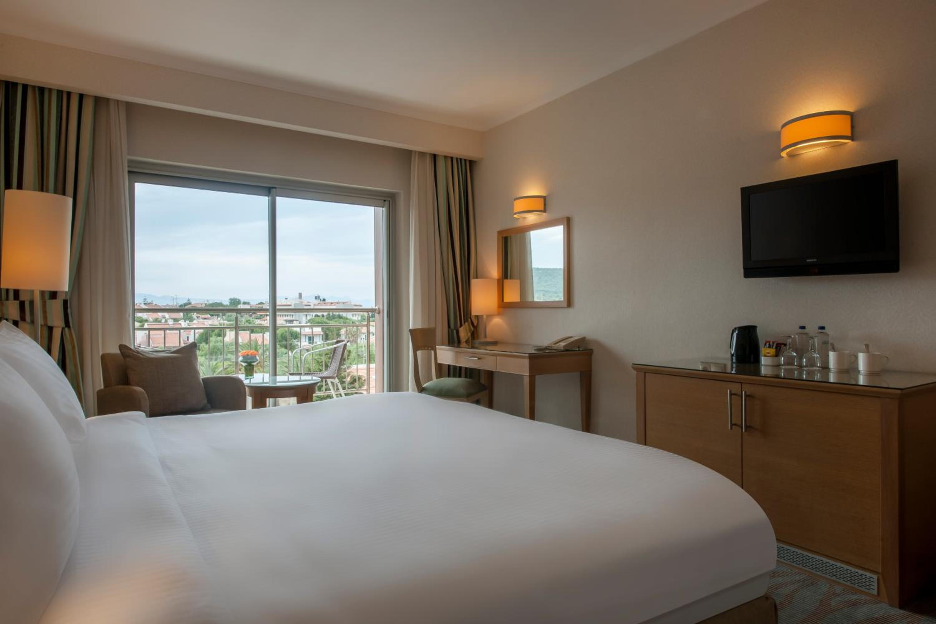 Superior Room with Balcony - Photo 5