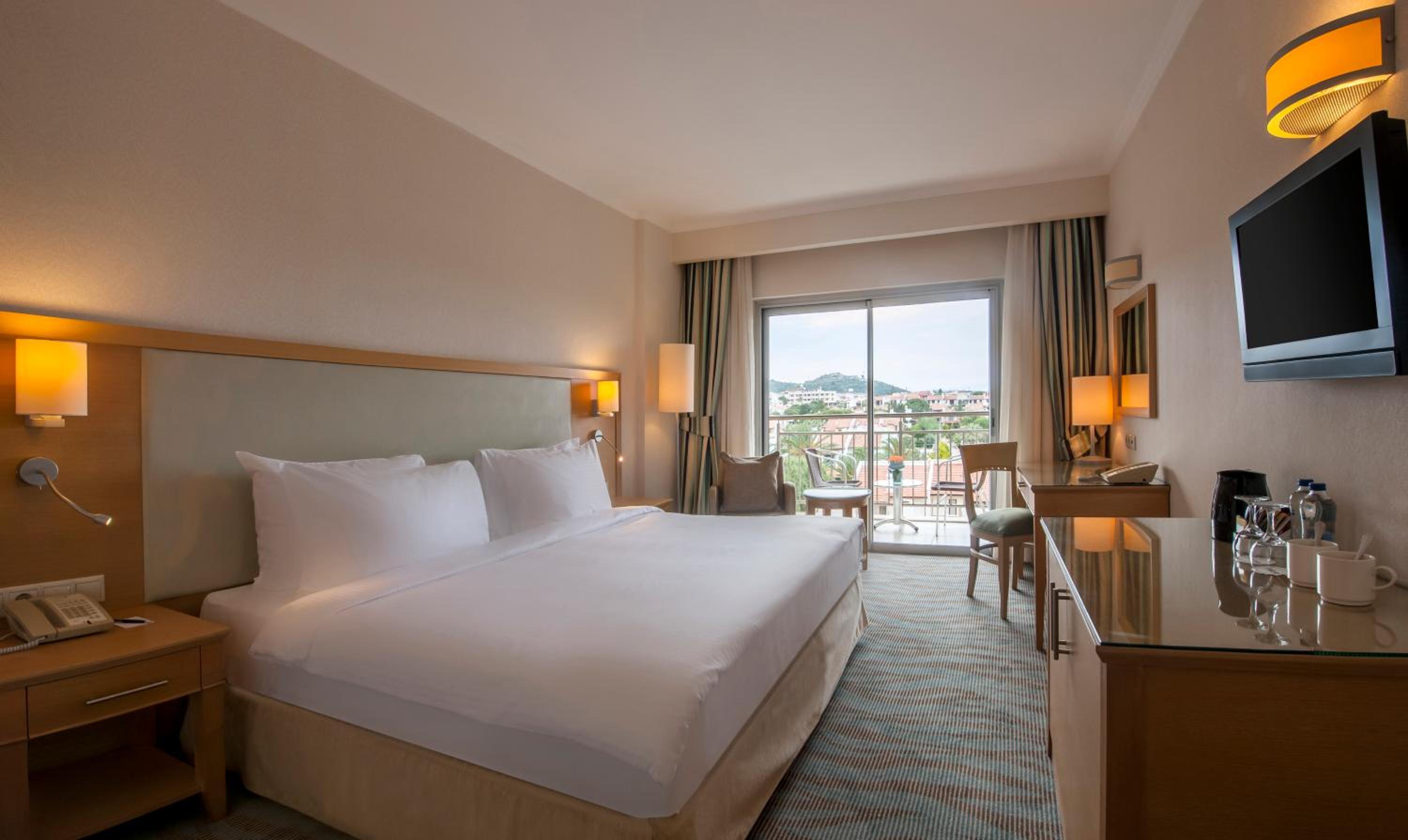 Superior Room with Balcony - Photo 7