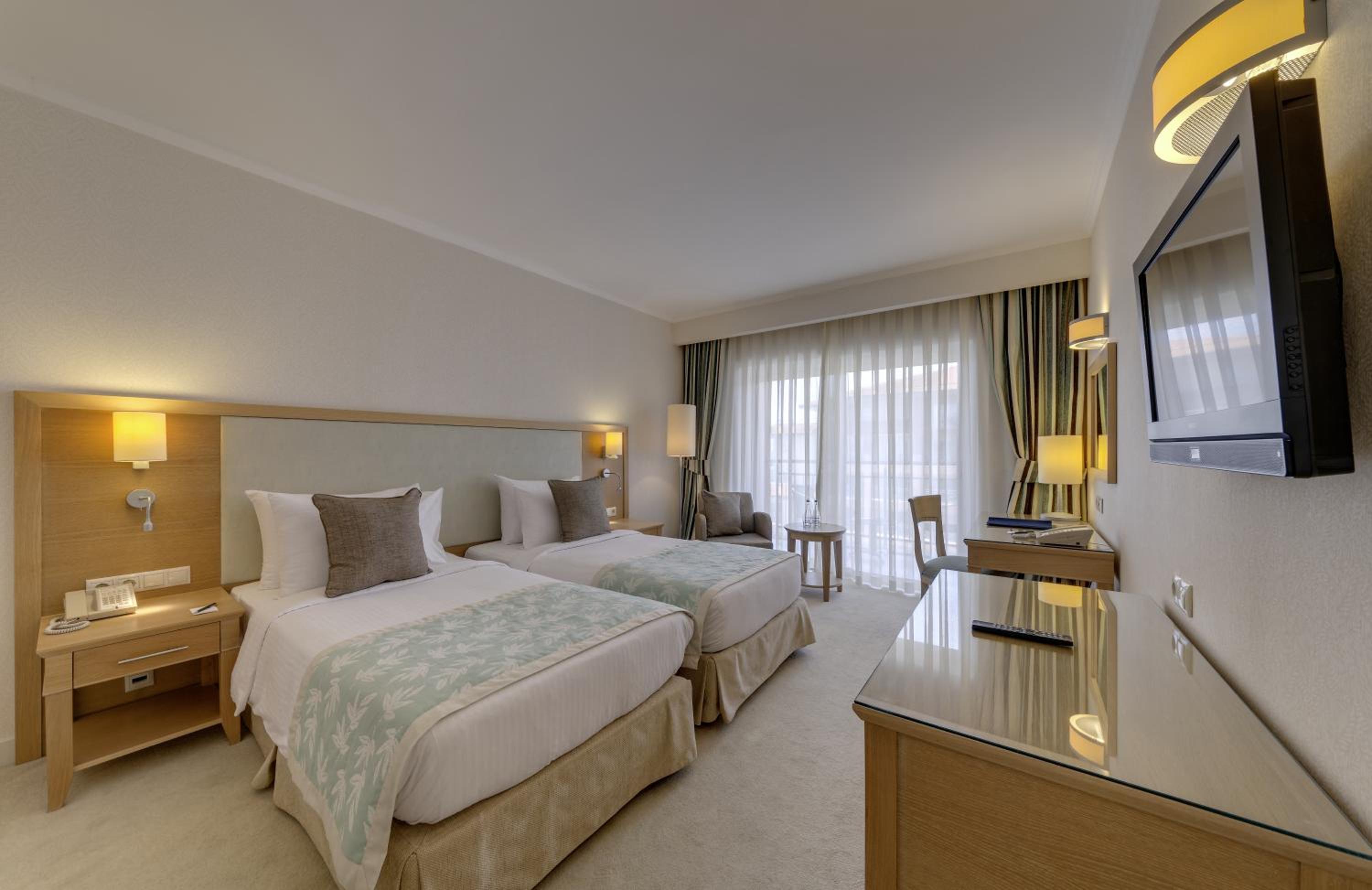 Superior Room with Balcony - Photo 6