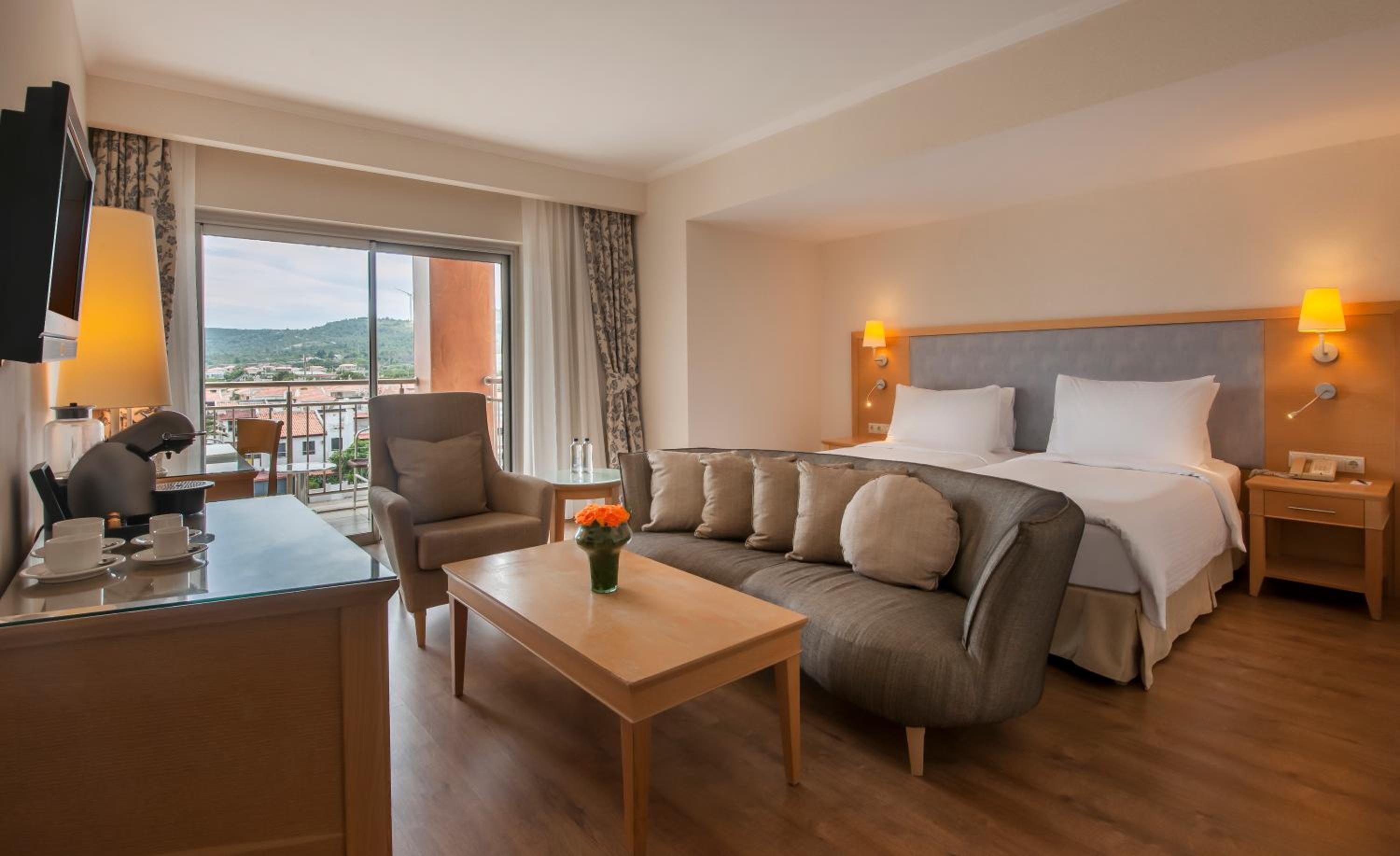 Junior Suite with Balcony - Photo 7