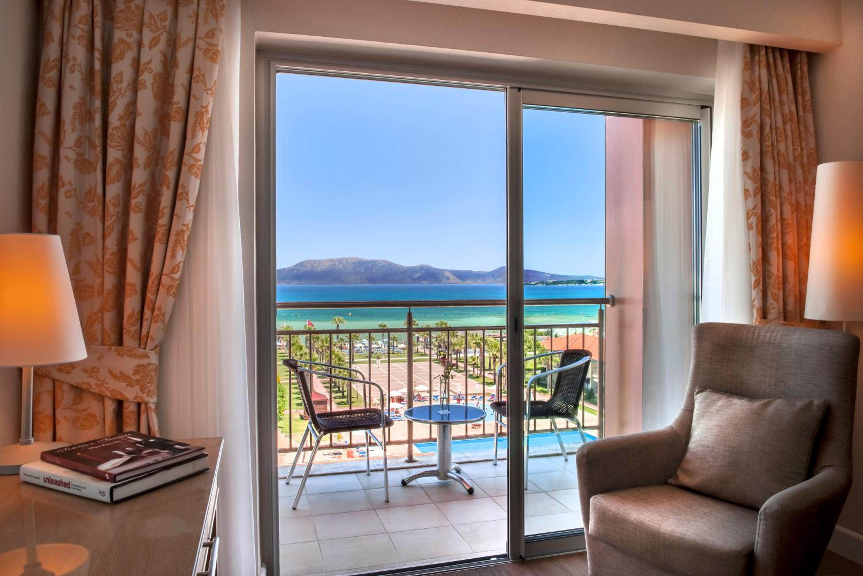 Suite with Balcony and Sea View - Photo 11