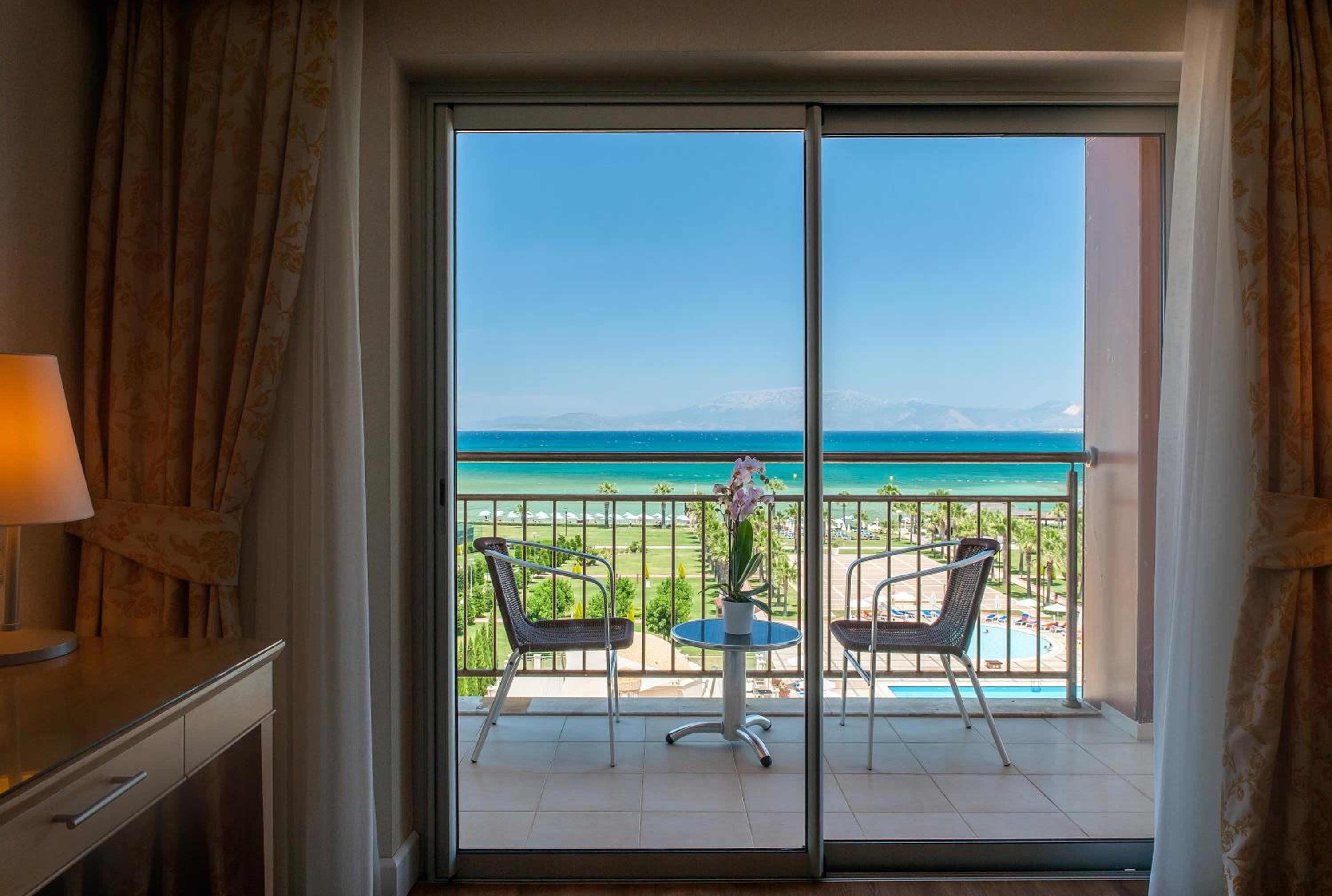 Suite with Balcony and Sea View - Photo 10