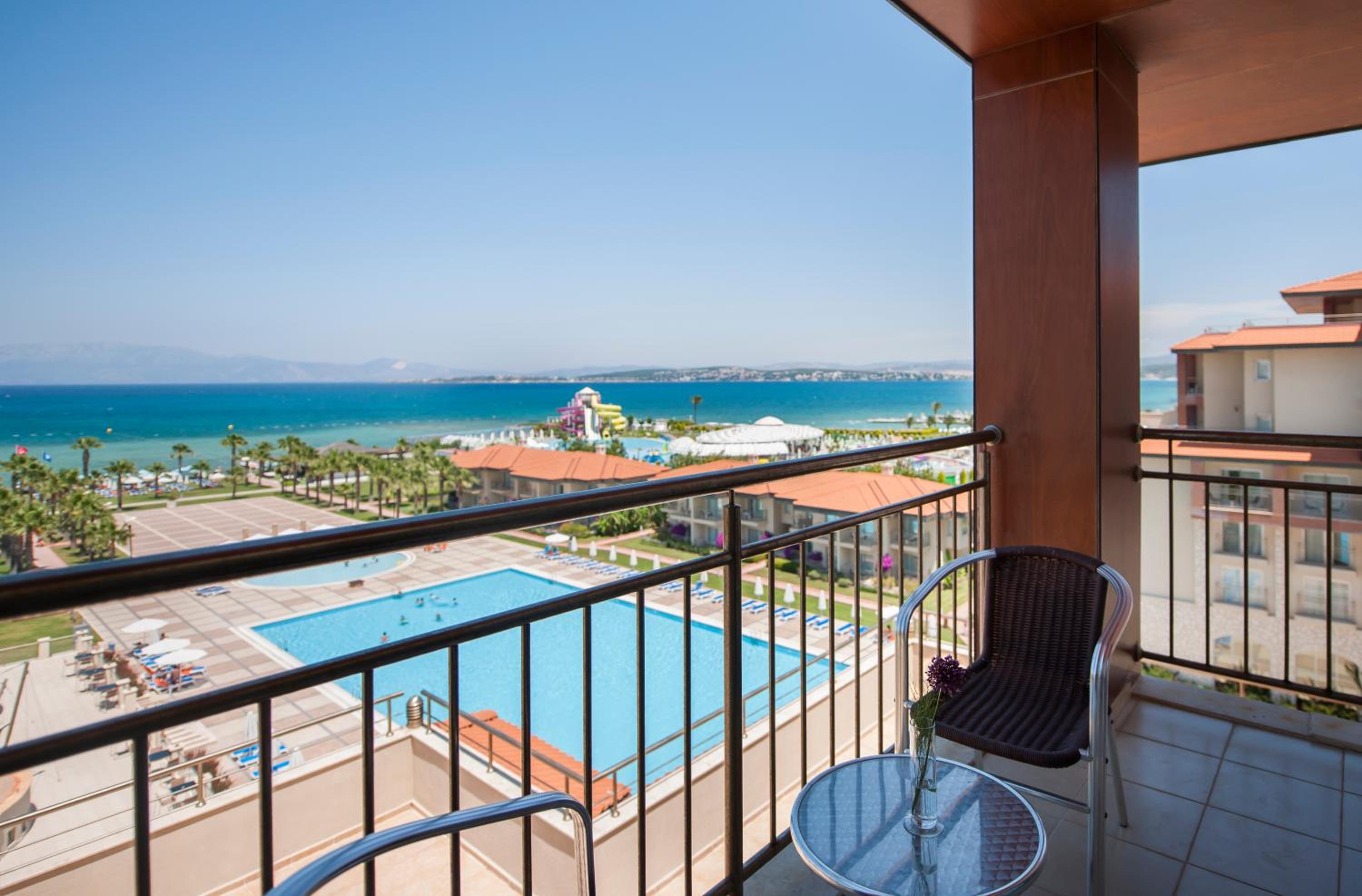 Suite with Balcony and Sea View - Photo 9