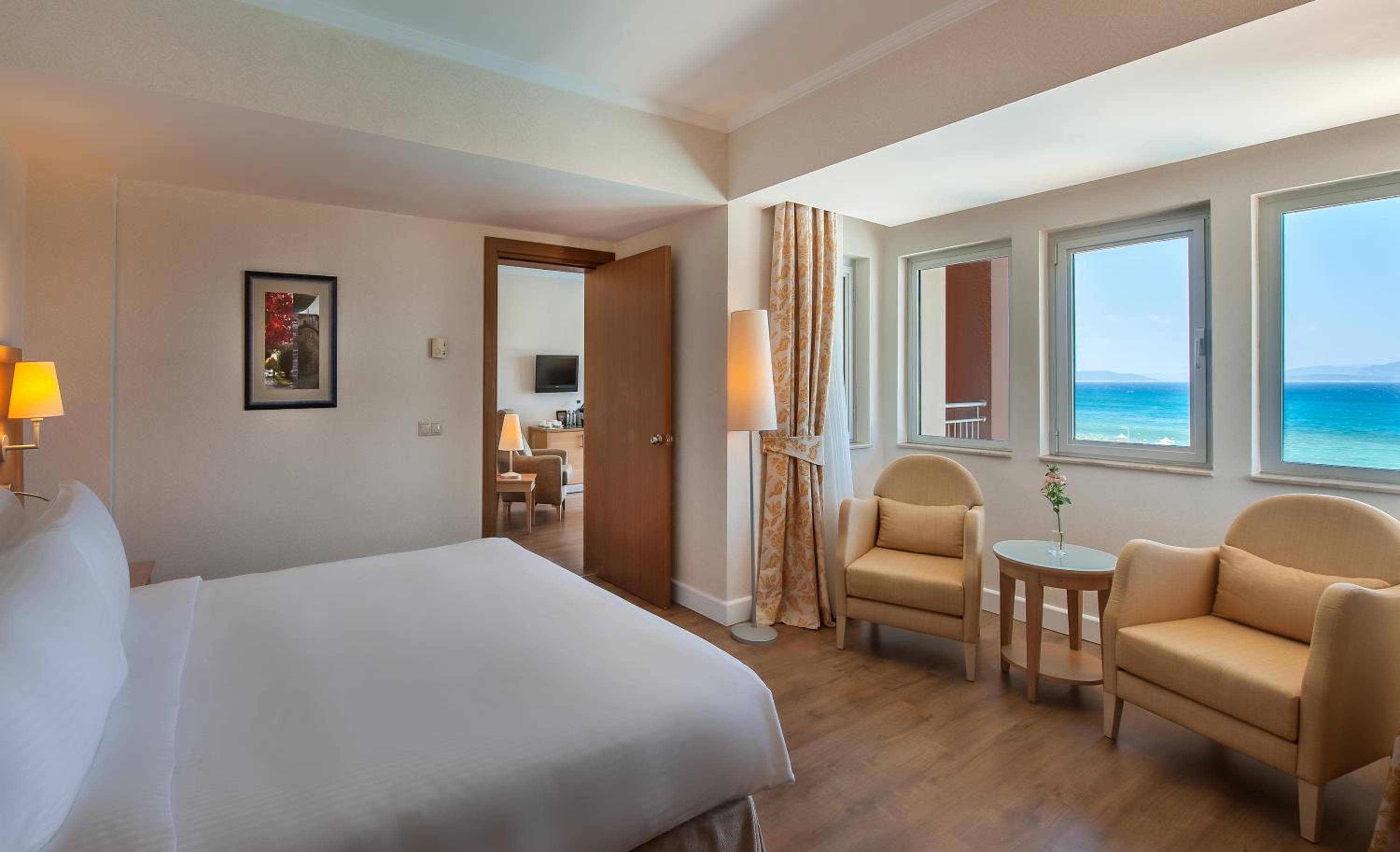 Suite with Balcony and Sea View - Photo 8