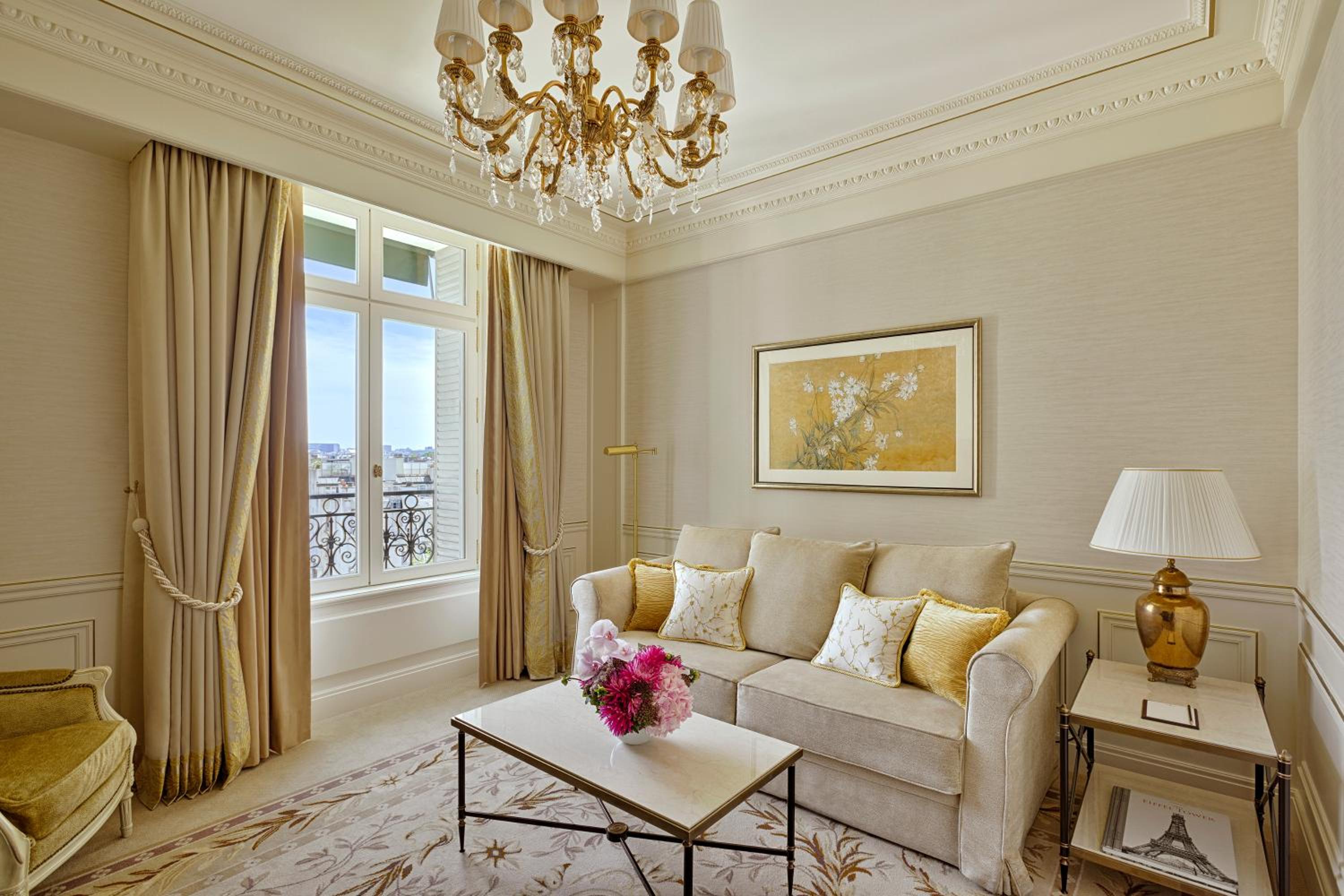 Junior Suite with Paris View thumbnail 6