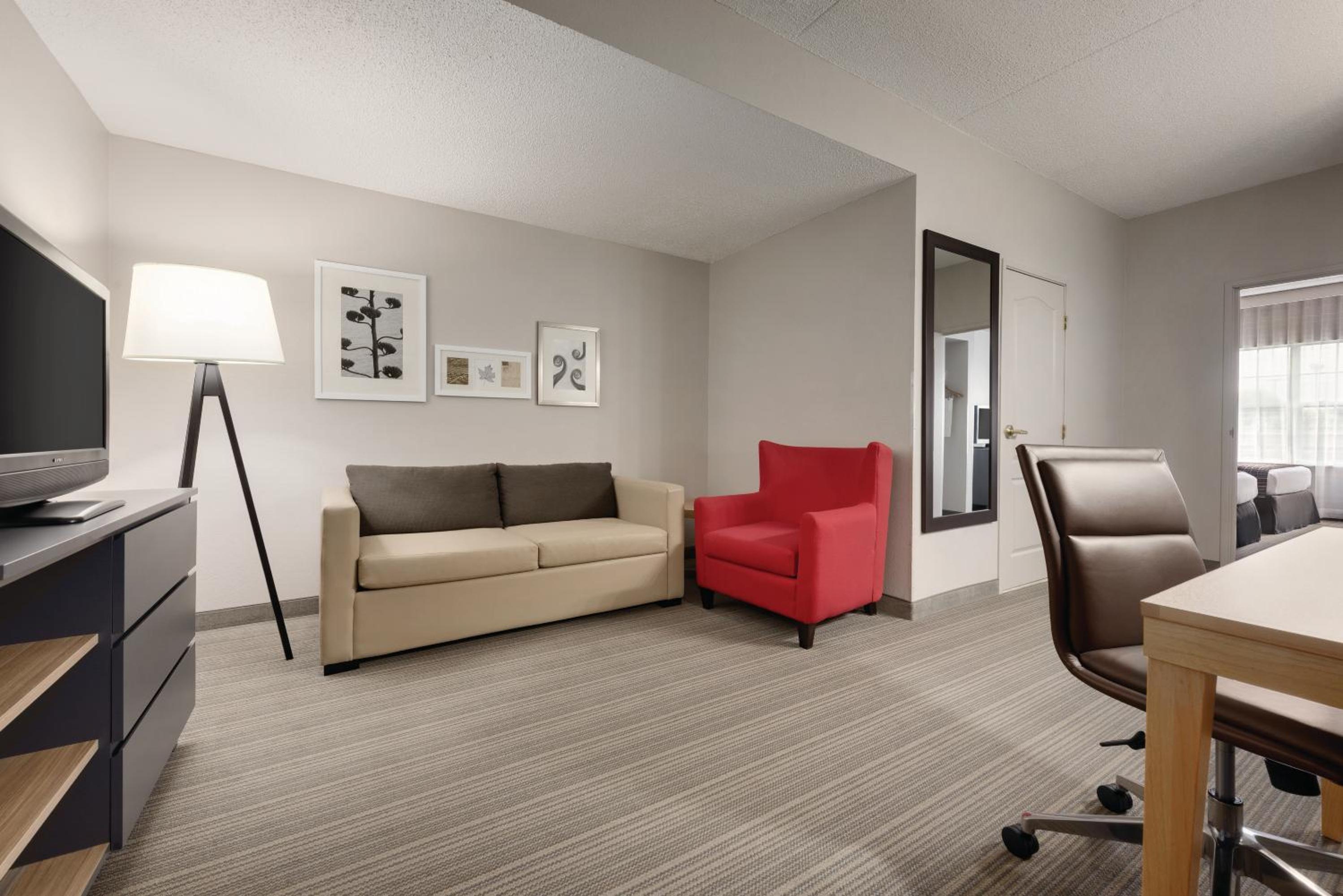 Queen Suite with Two Queen Beds - Non-Smoking, Non-Pet Friendly - Photo 6
