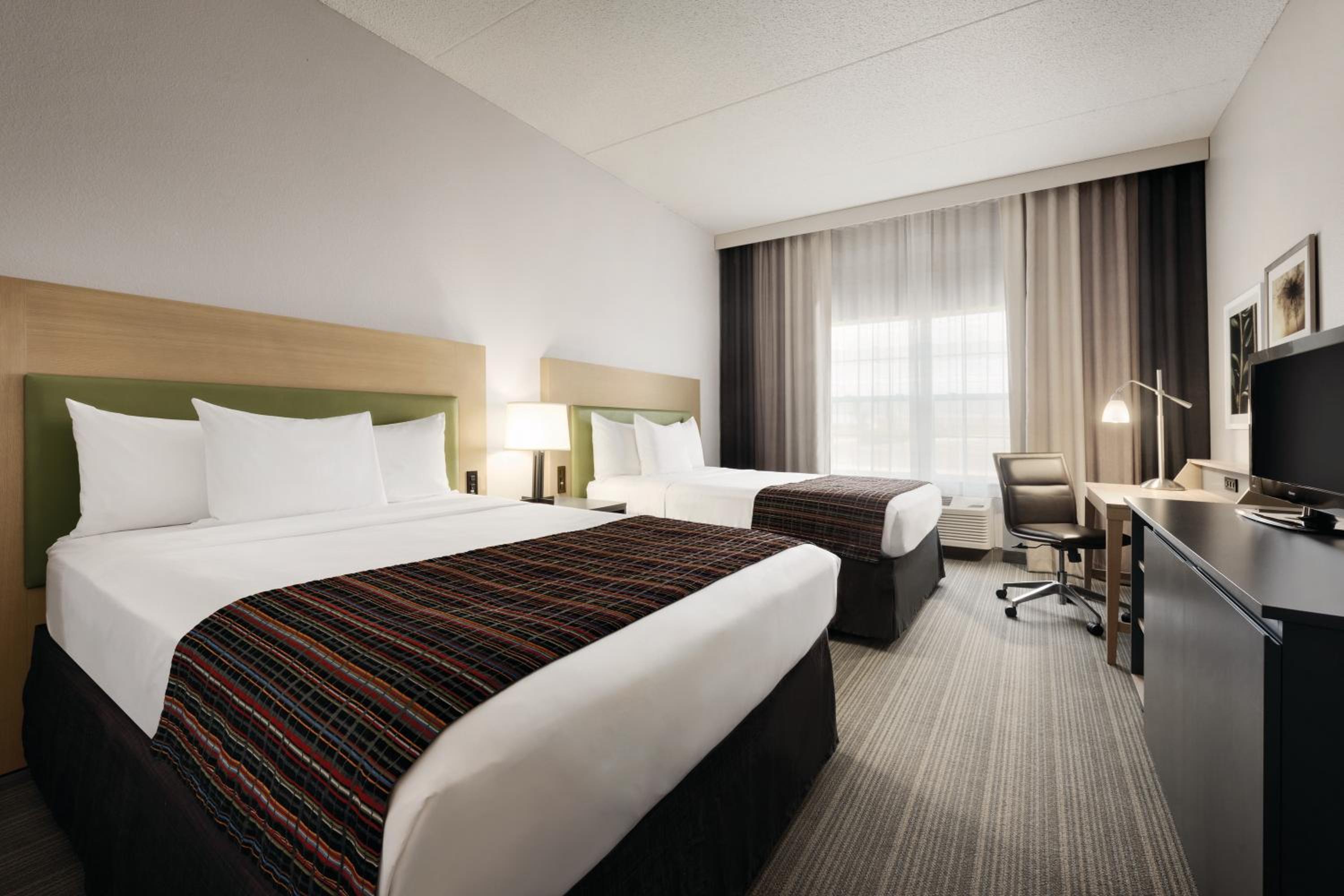 Queen Room with Two Queen Beds - Non-Smoking, Non-Pet Friendly - Photo 5