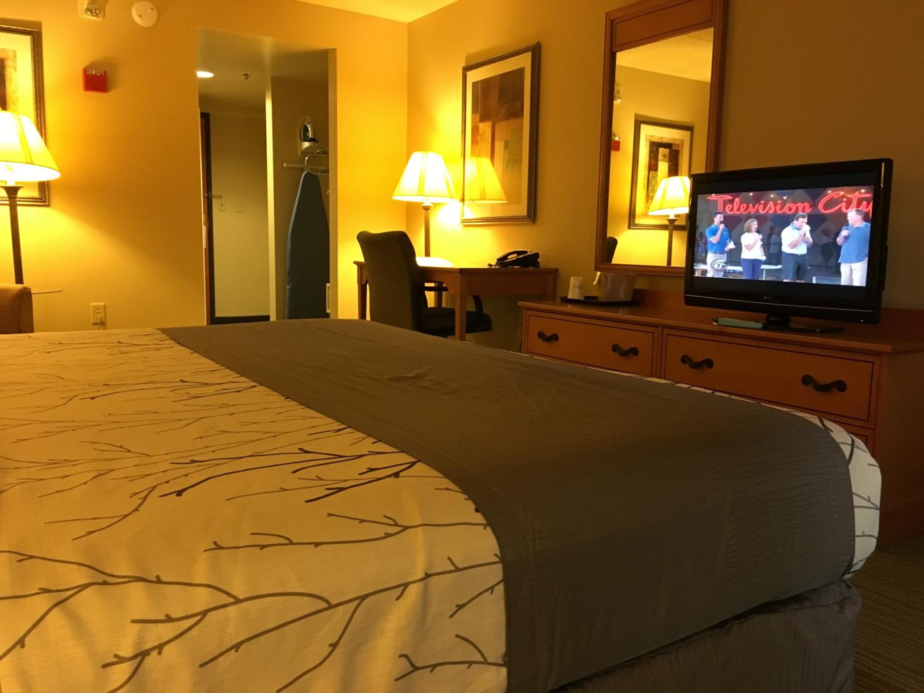 Deluxe King Room - Mobility and Hearing Impaired Access/Non-Smoking - Photo 4