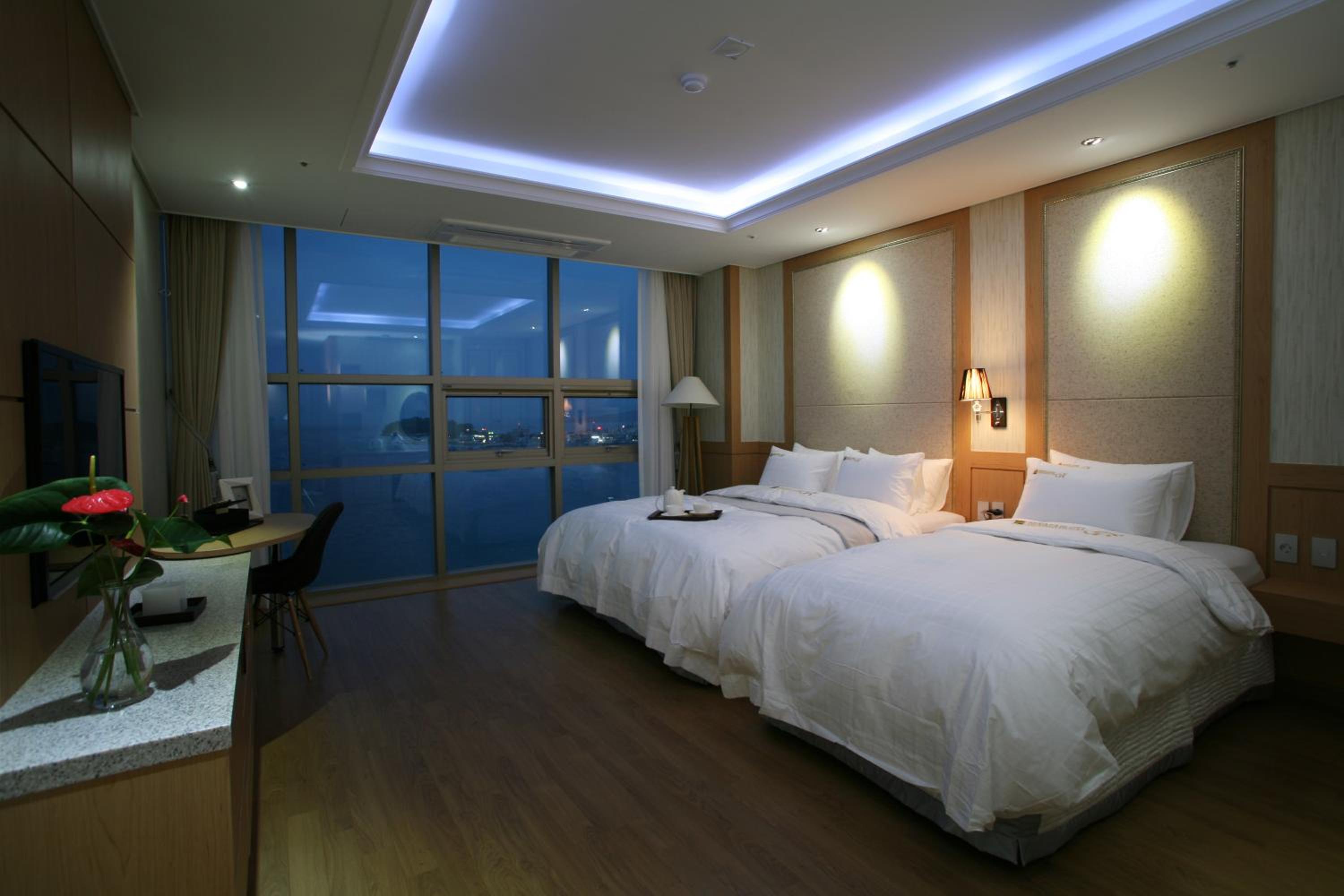Deluxe Twin Room with Sea View photo 3
