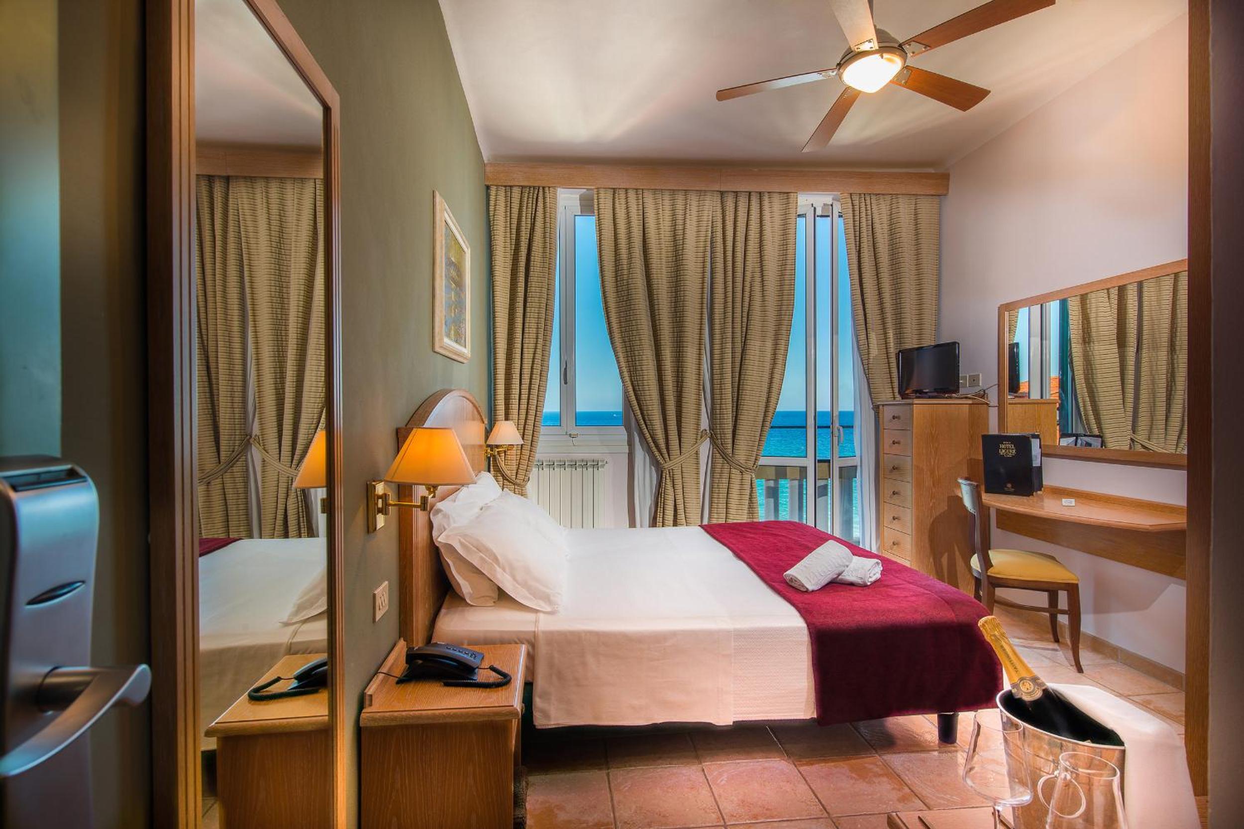 Double or Twin Room with Sea View photo 2