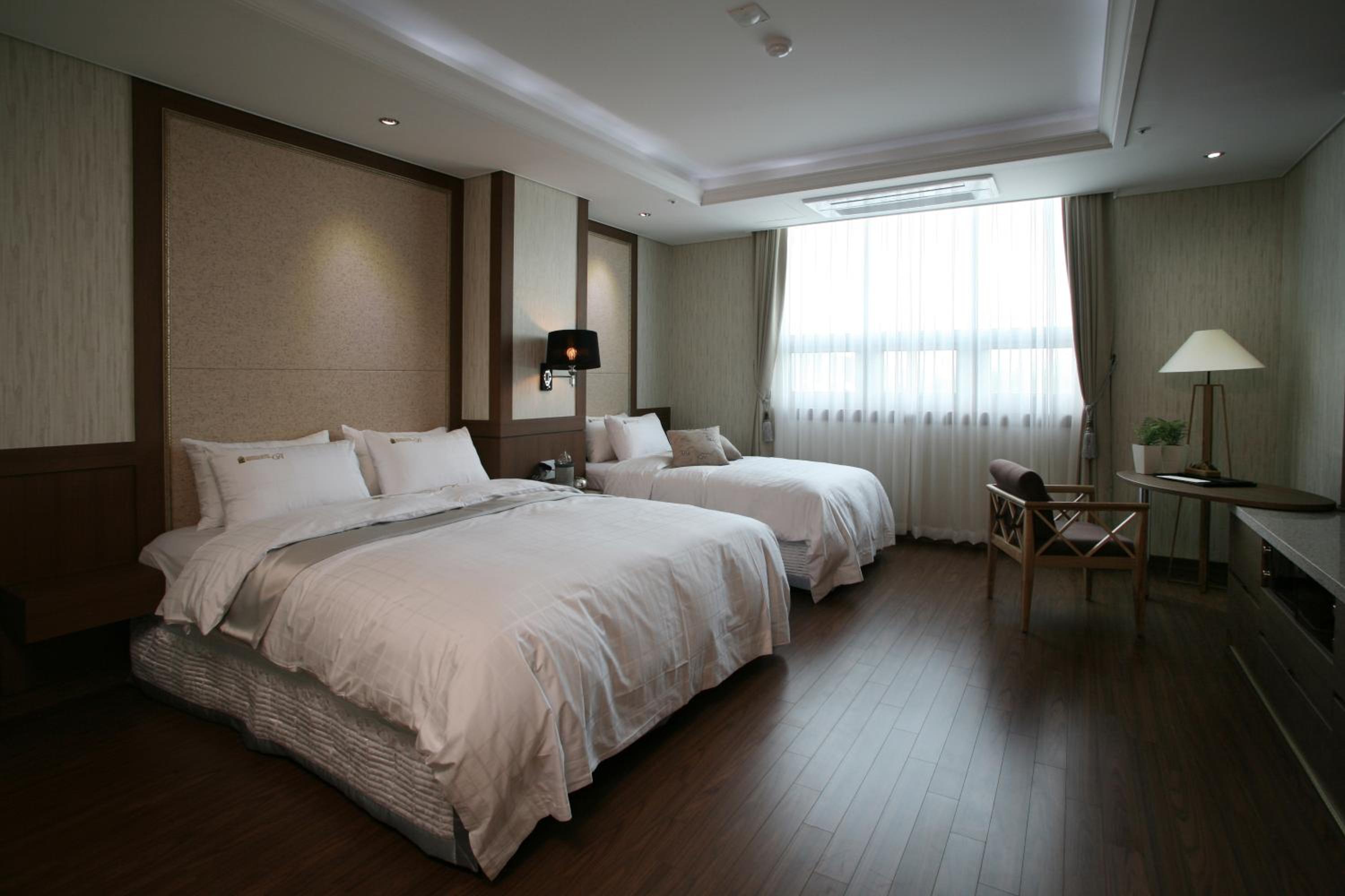 Standard Twin Room with City View photo 2