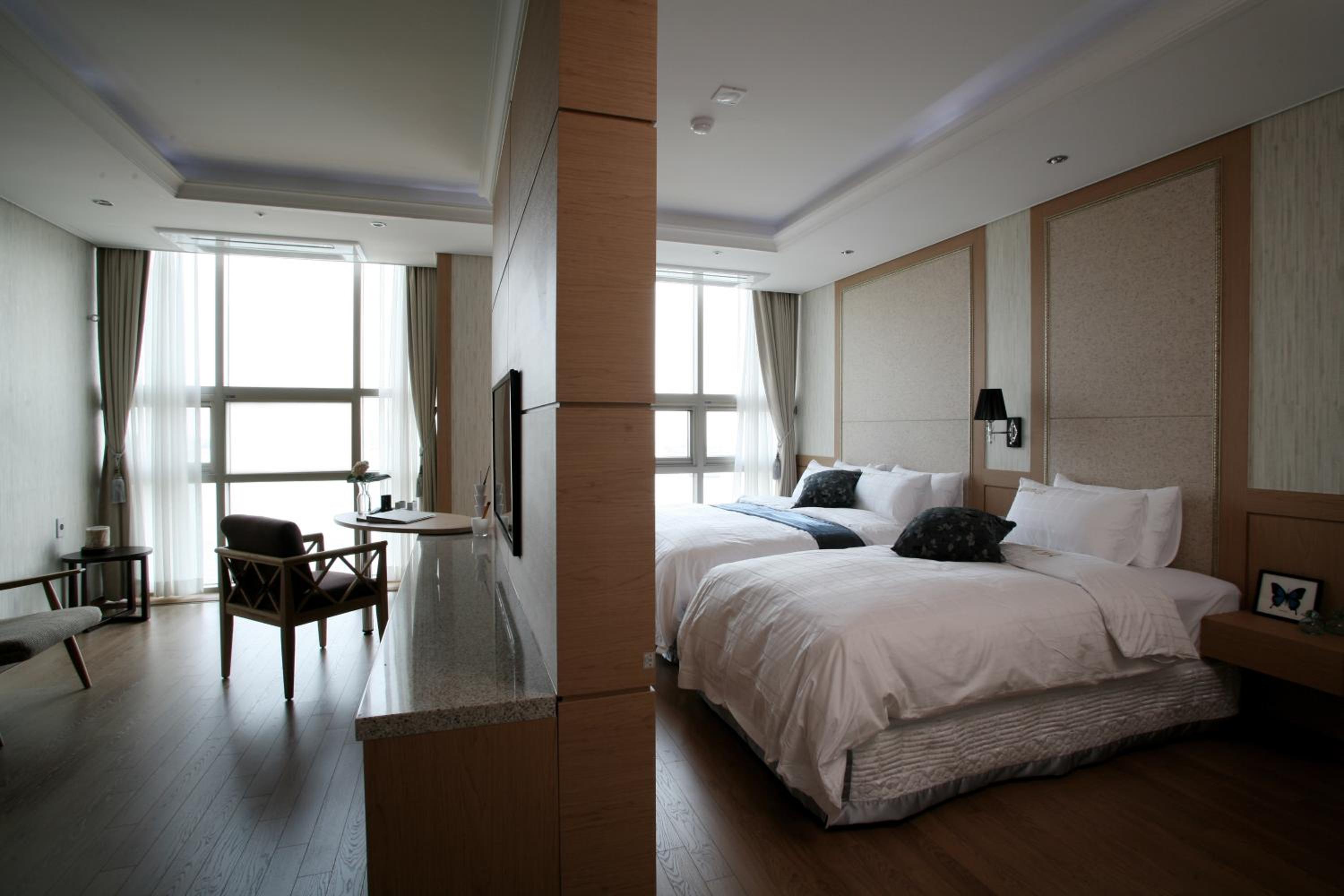 Premier Twin Room with Sea View photo 2