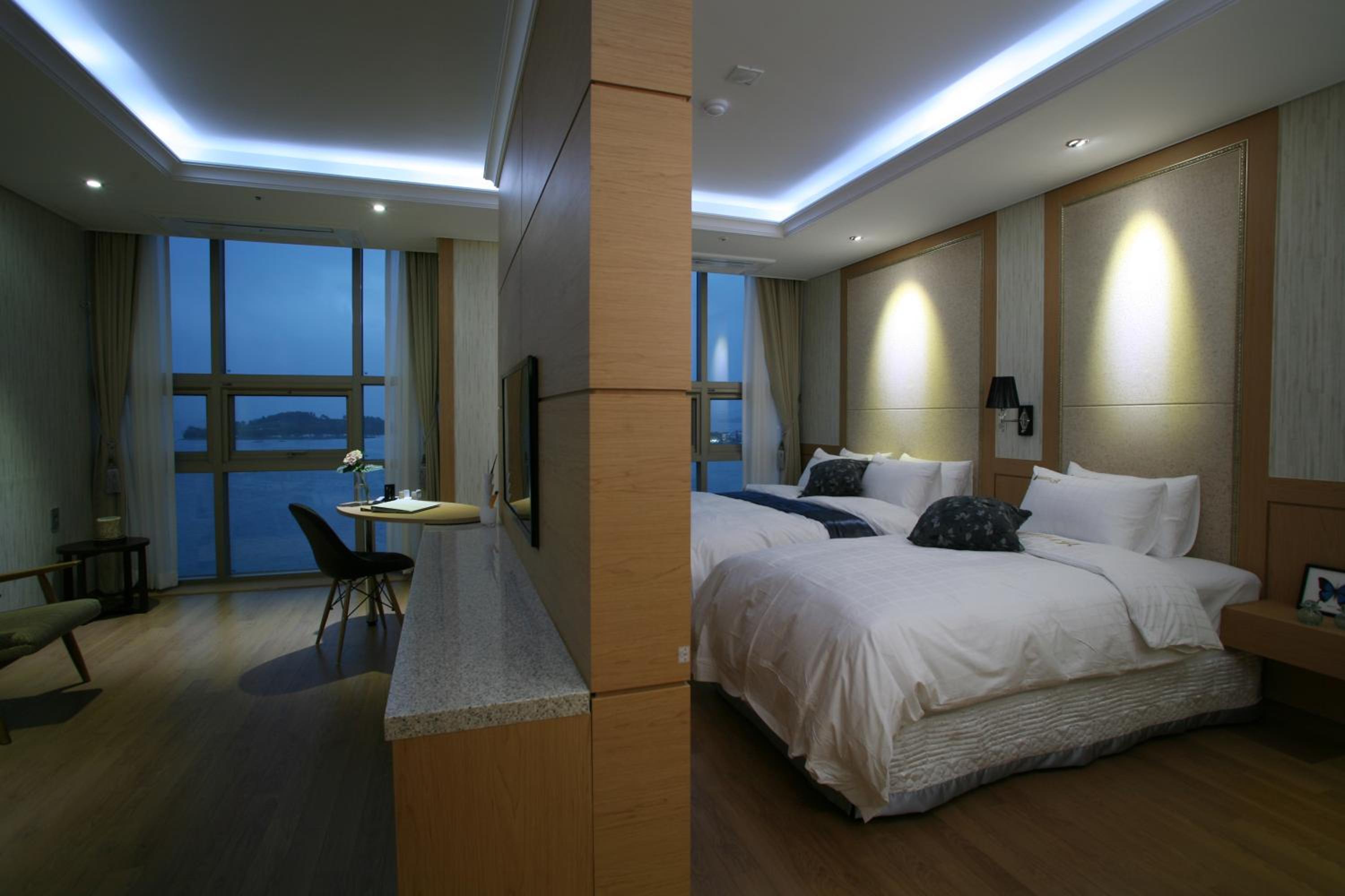 Premier Twin Room with Sea View photo 1