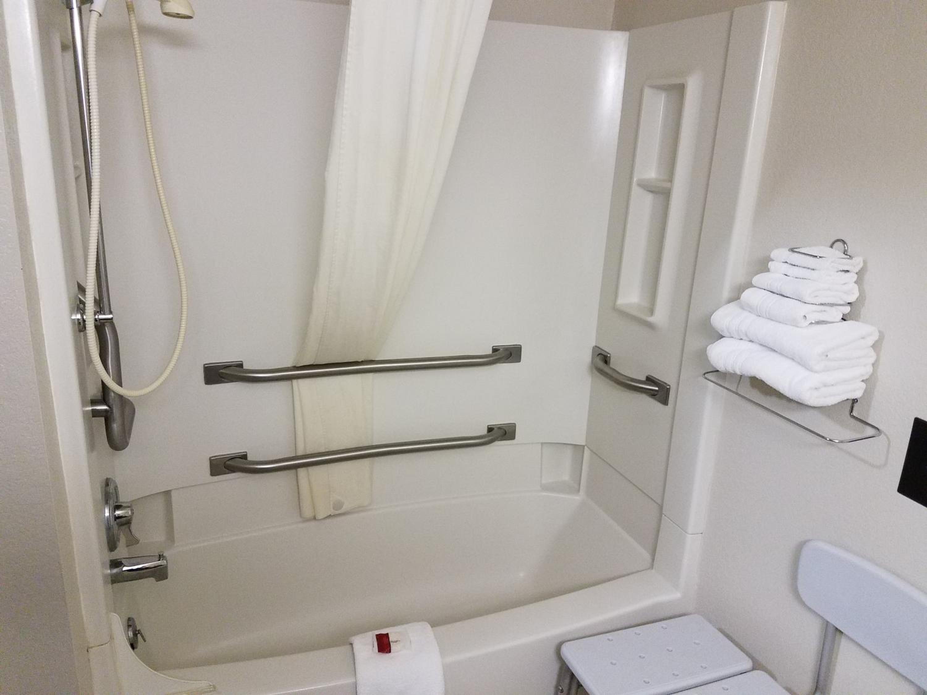 Queen Room with Bath Tub - Mobility Accessible/Non-Smoking - Photo 2