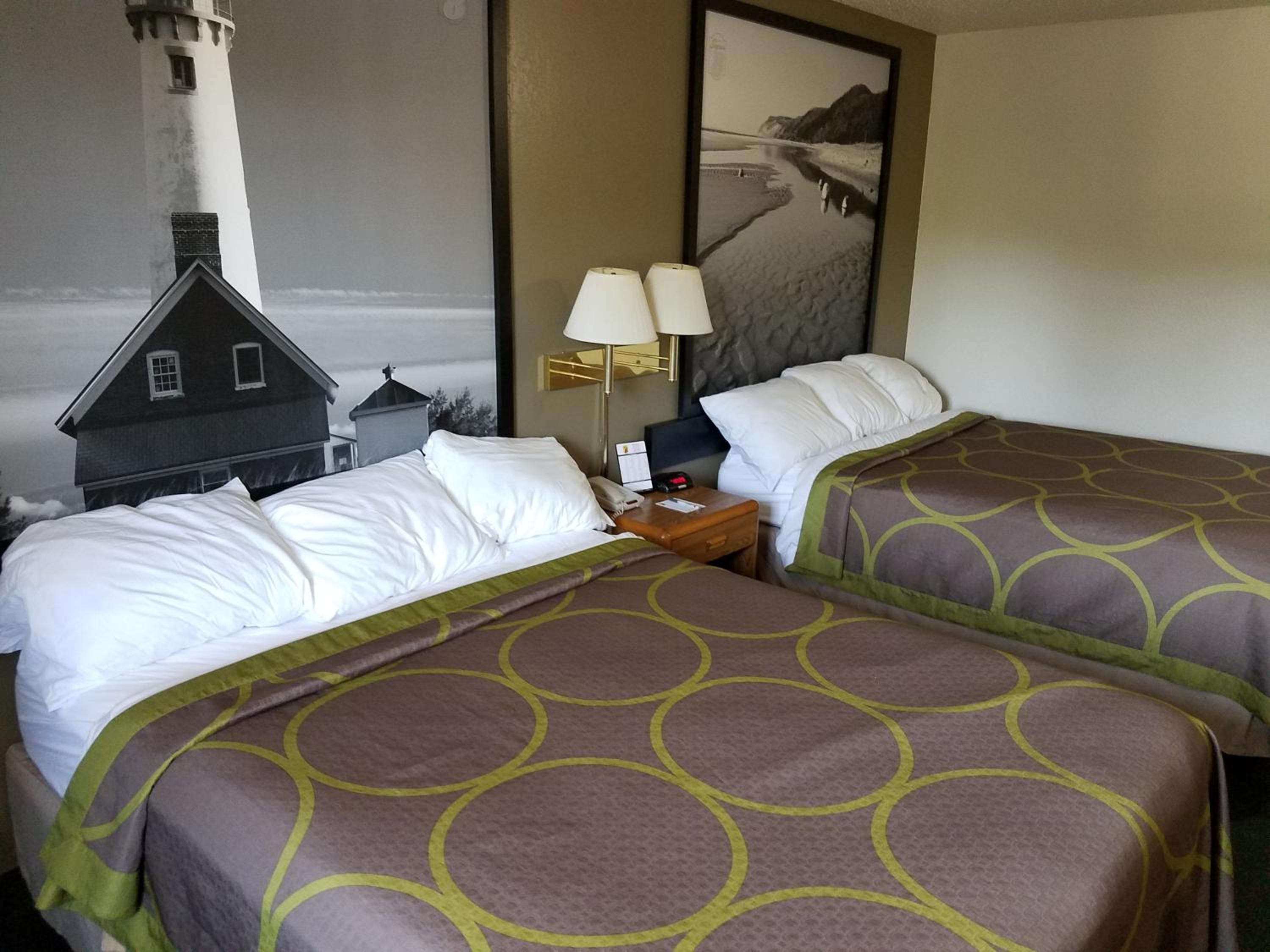 Queen Room with Two Queen Beds - Non-Smoking - Photo 3