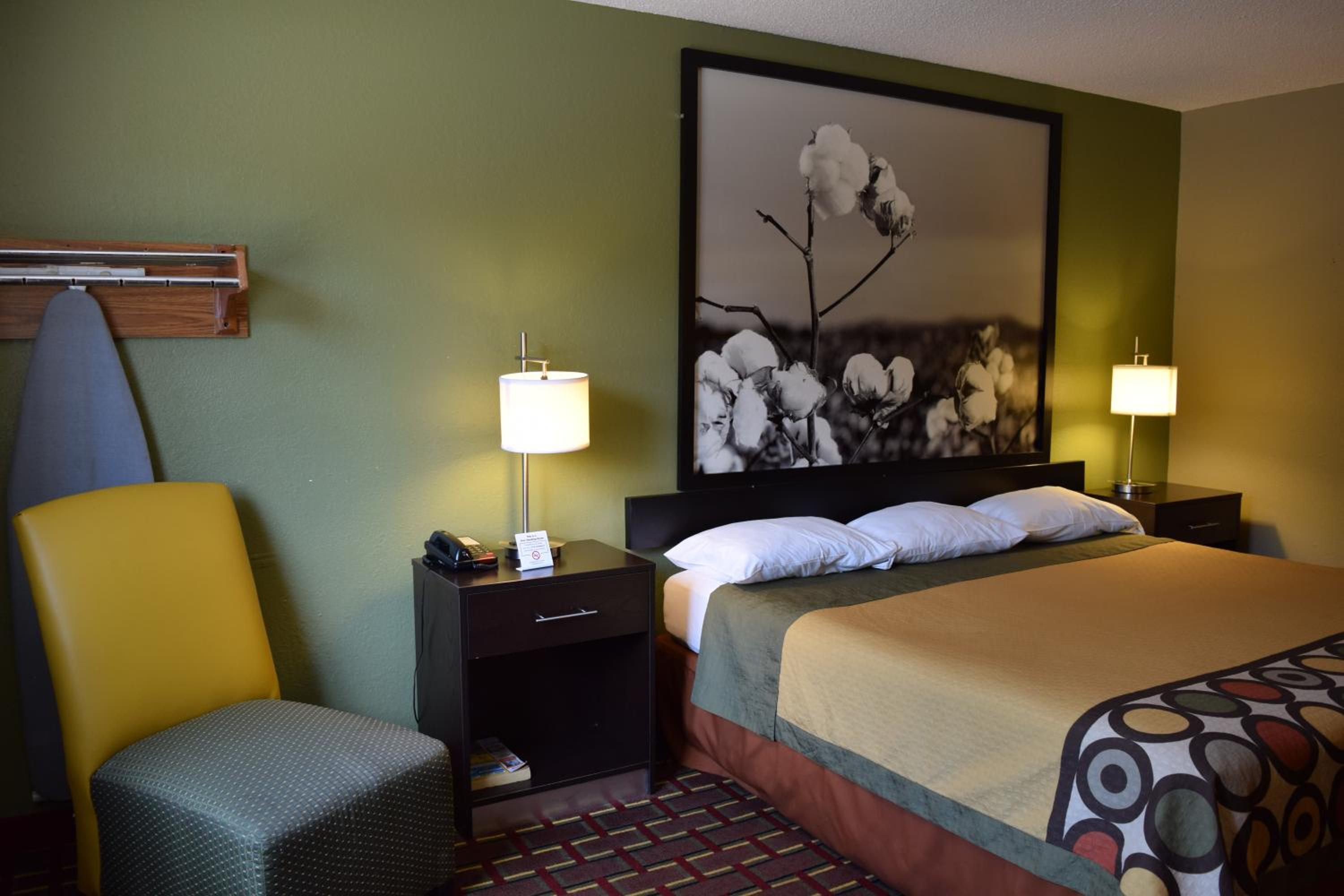 King Room - Non-Smoking - Photo 1