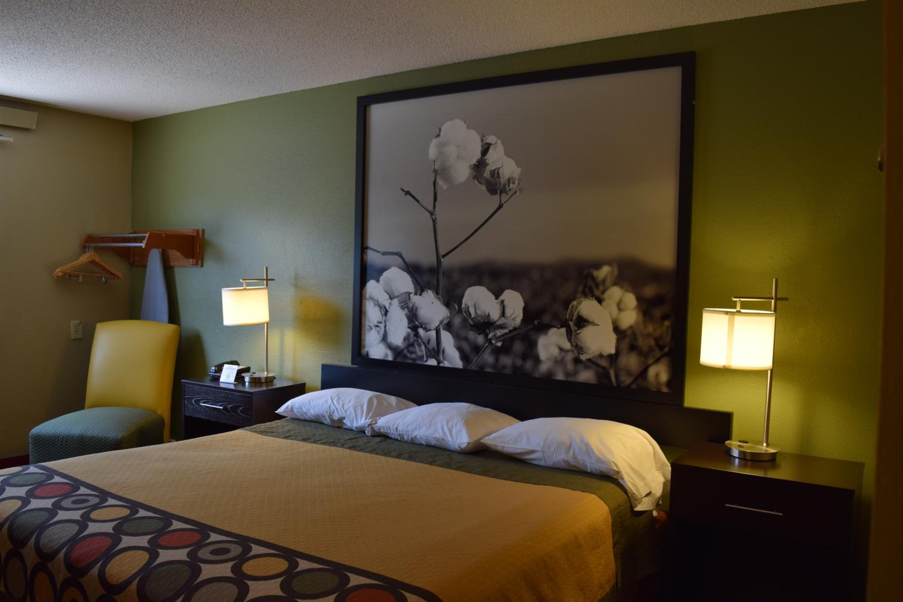 King Room - Non-Smoking - Photo 7