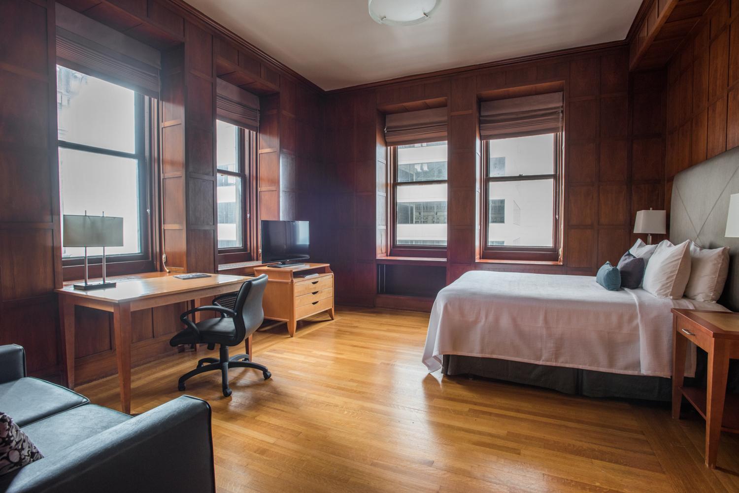 Deluxe Queen Parlor - Photo 1