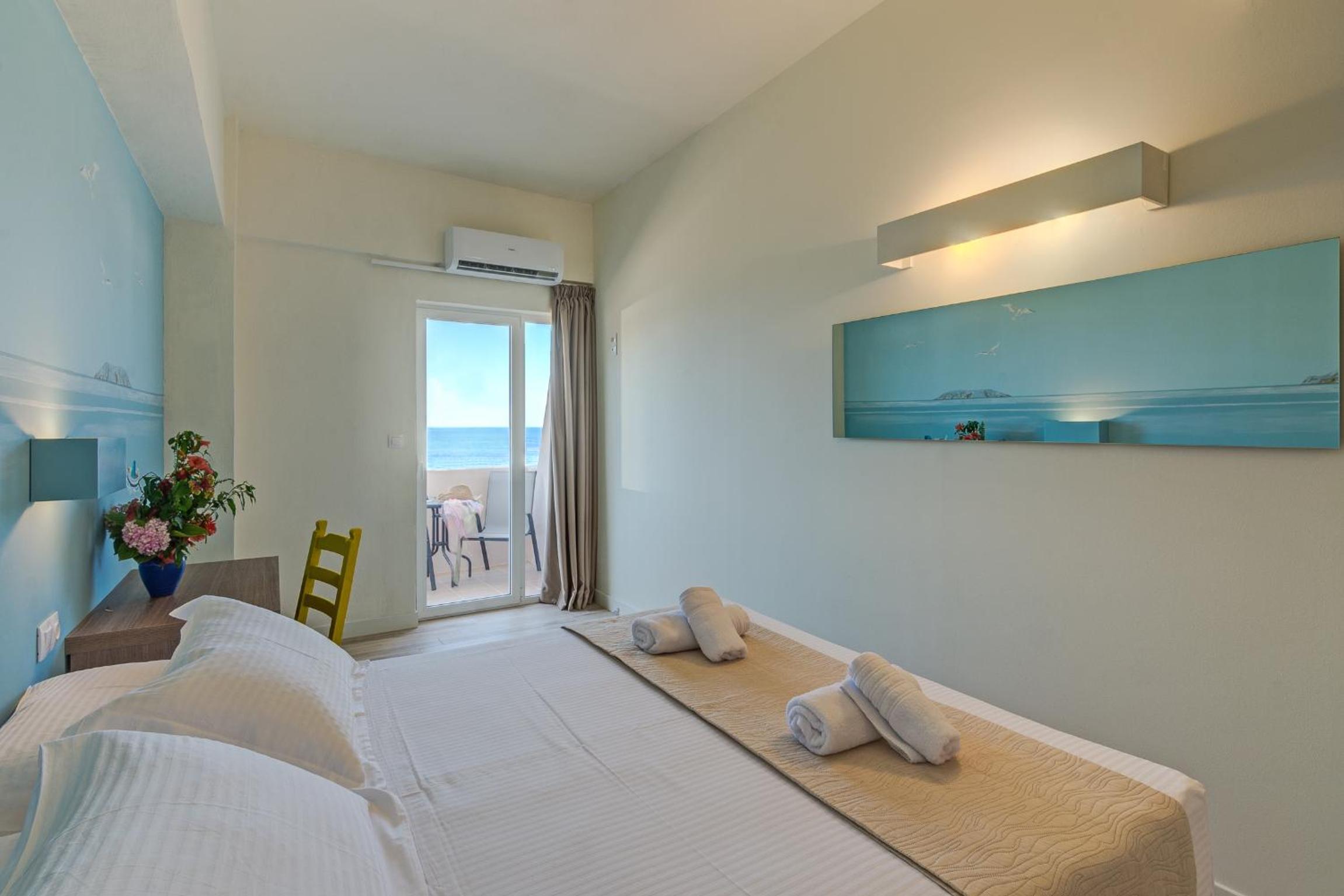 Deluxe Double Room with Balcony and Sea View - Photo 9