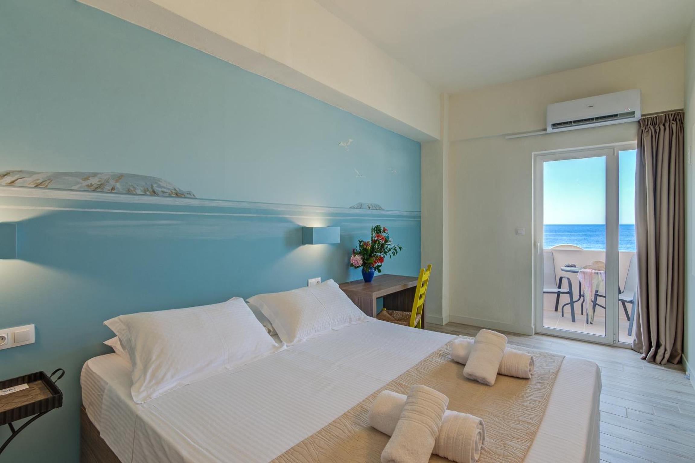 Deluxe Double Room with Balcony and Sea View - Photo 10
