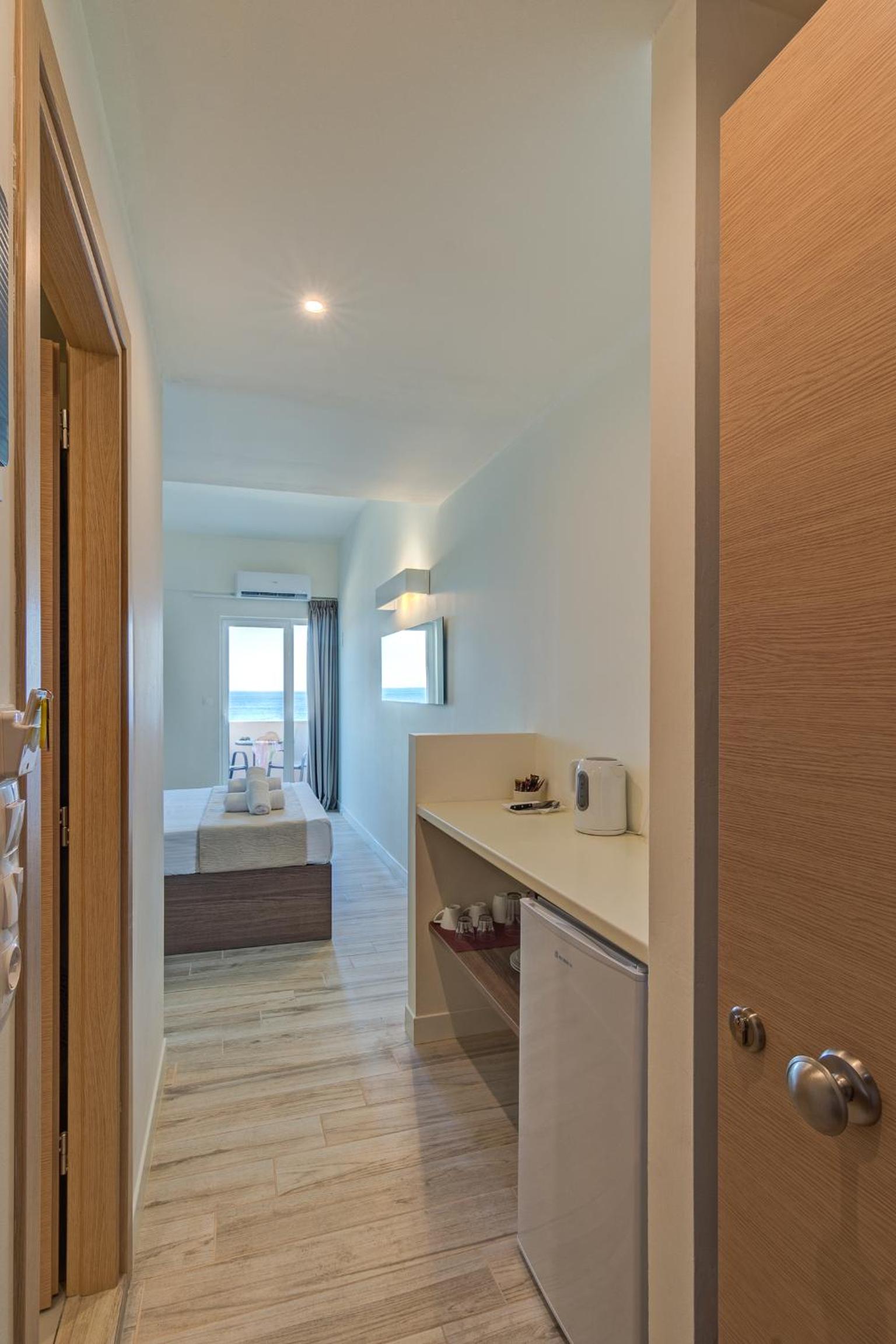 Deluxe Double Room with Balcony and Sea View - Photo 11