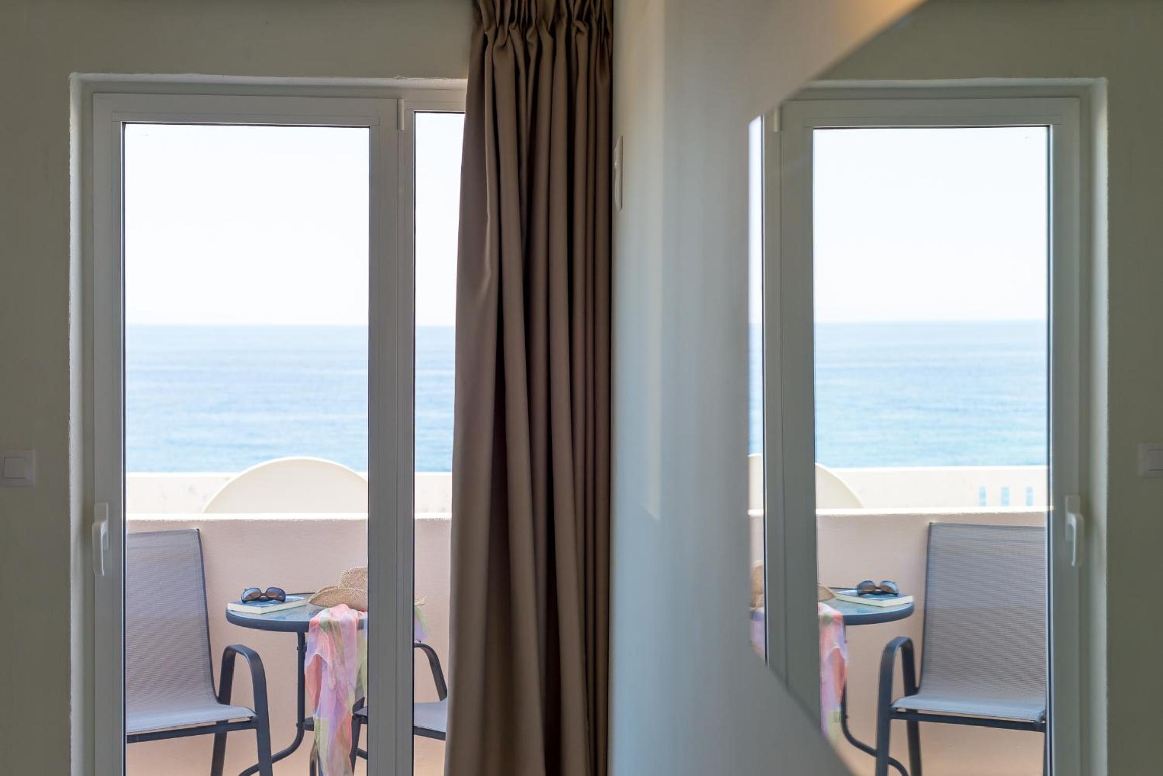 Deluxe Double Room with Balcony and Sea View - Photo 3