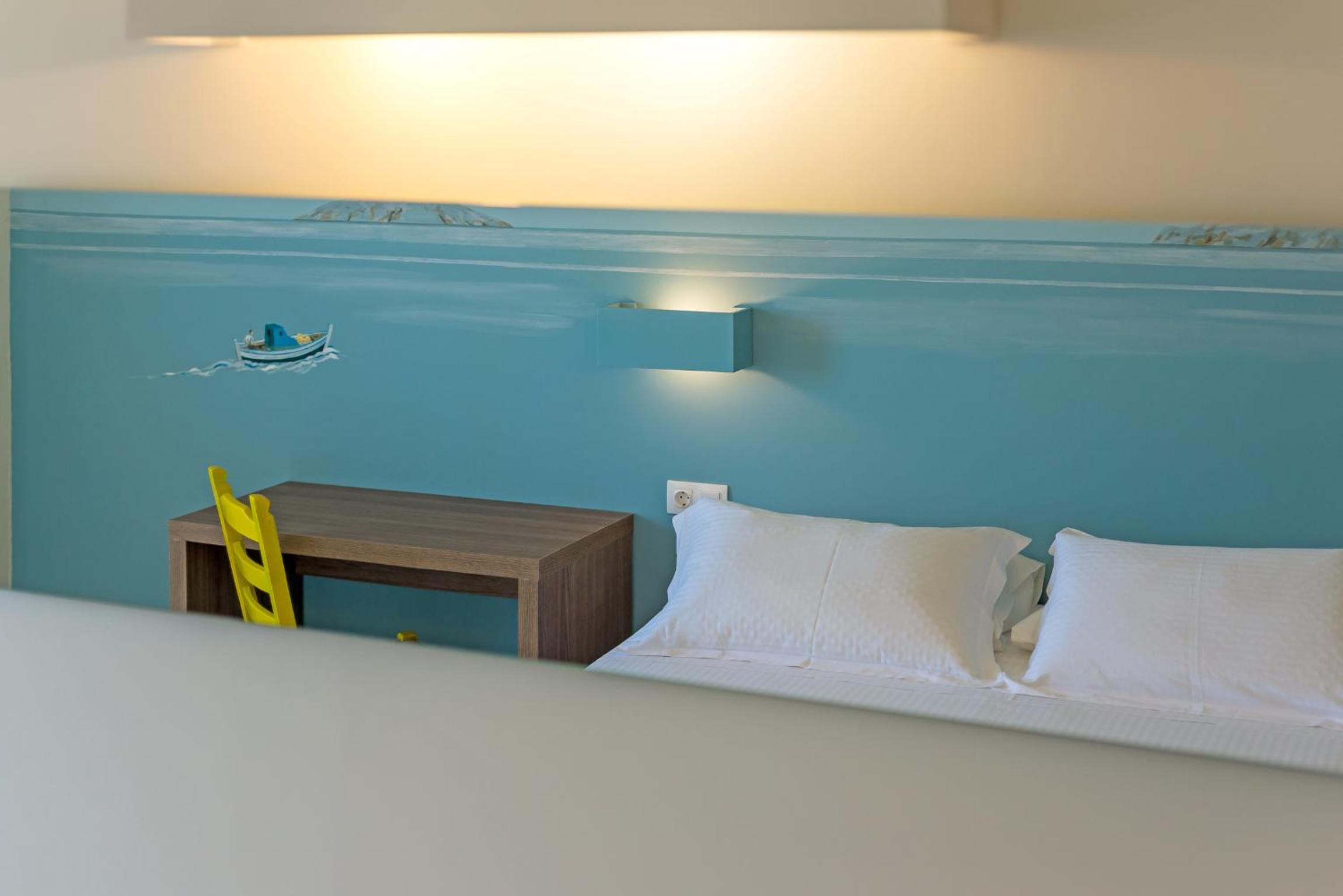 Deluxe Double Room with Balcony and Sea View - Photo 17