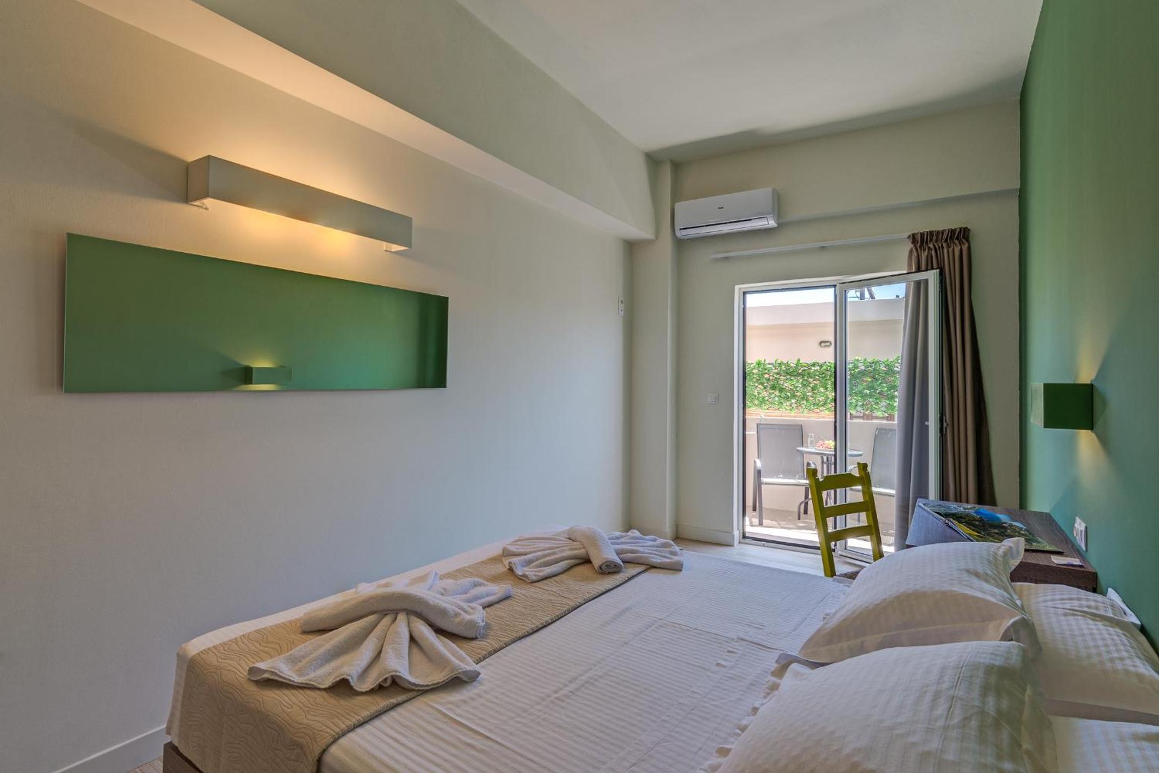 Deluxe Double Room with Balcony - Photo 12