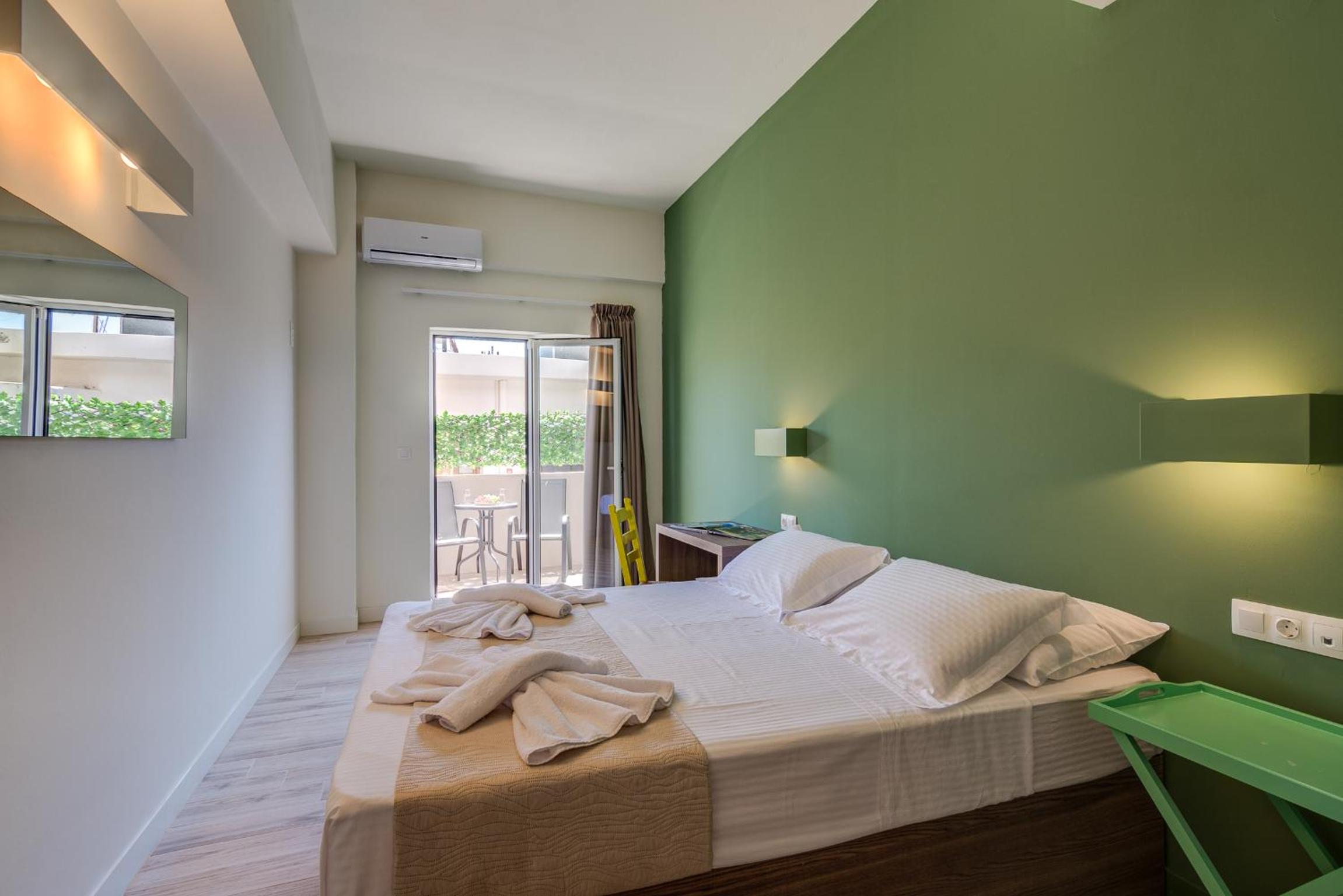 Deluxe Double Room with Balcony - Photo 17