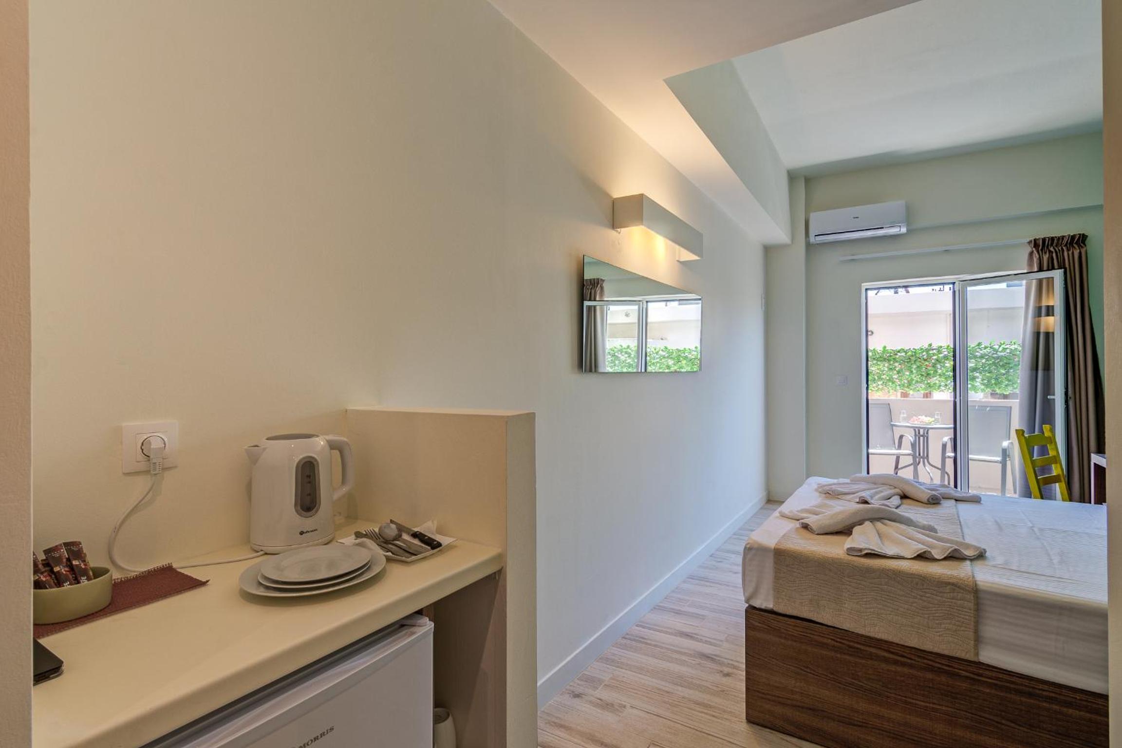 Deluxe Double Room with Balcony - Photo 14