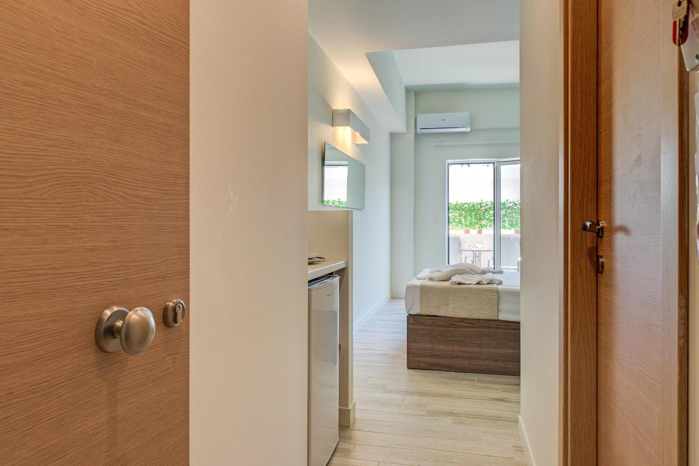 Deluxe Double Room with Balcony - Photo 22