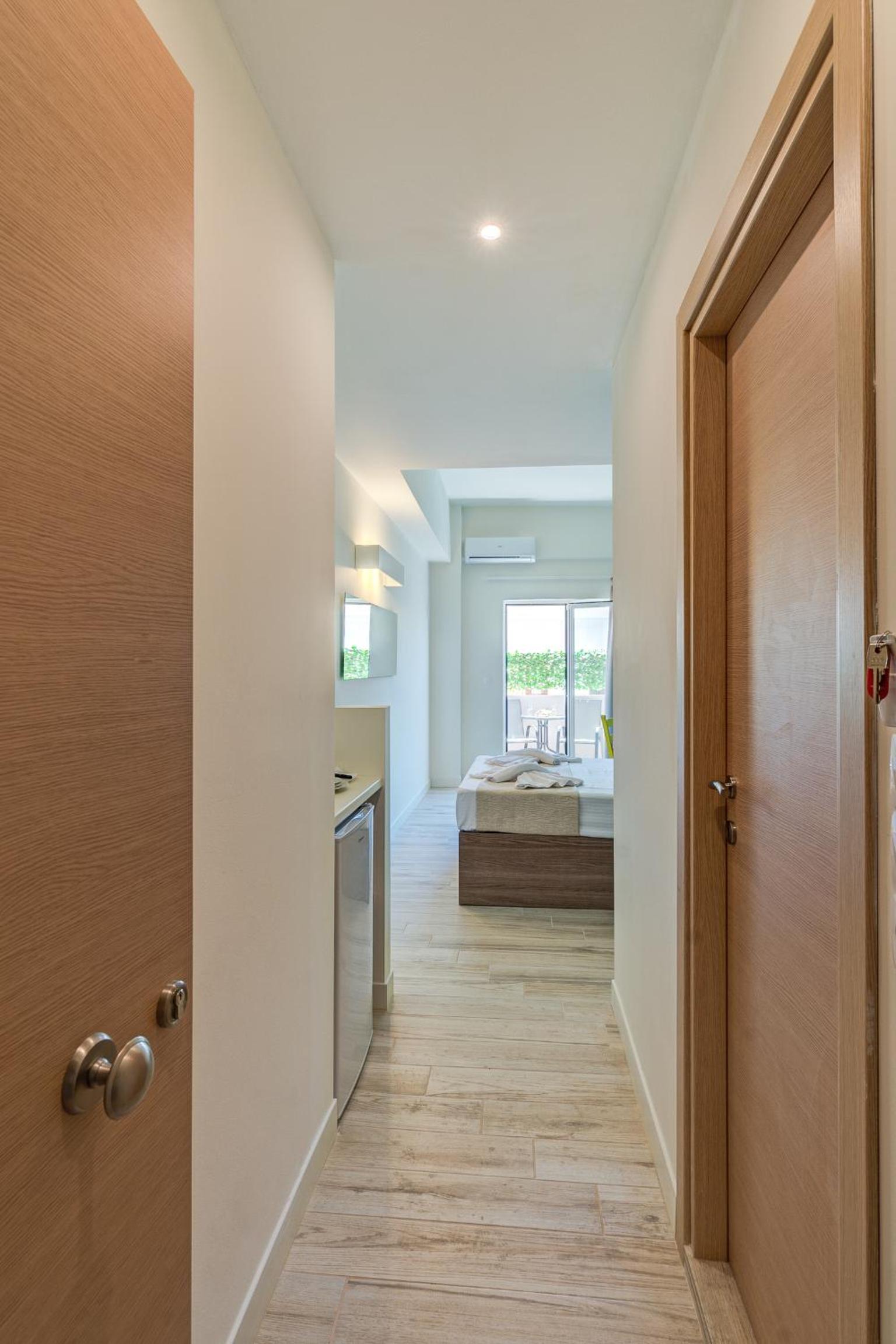 Deluxe Double Room with Balcony - Photo 15