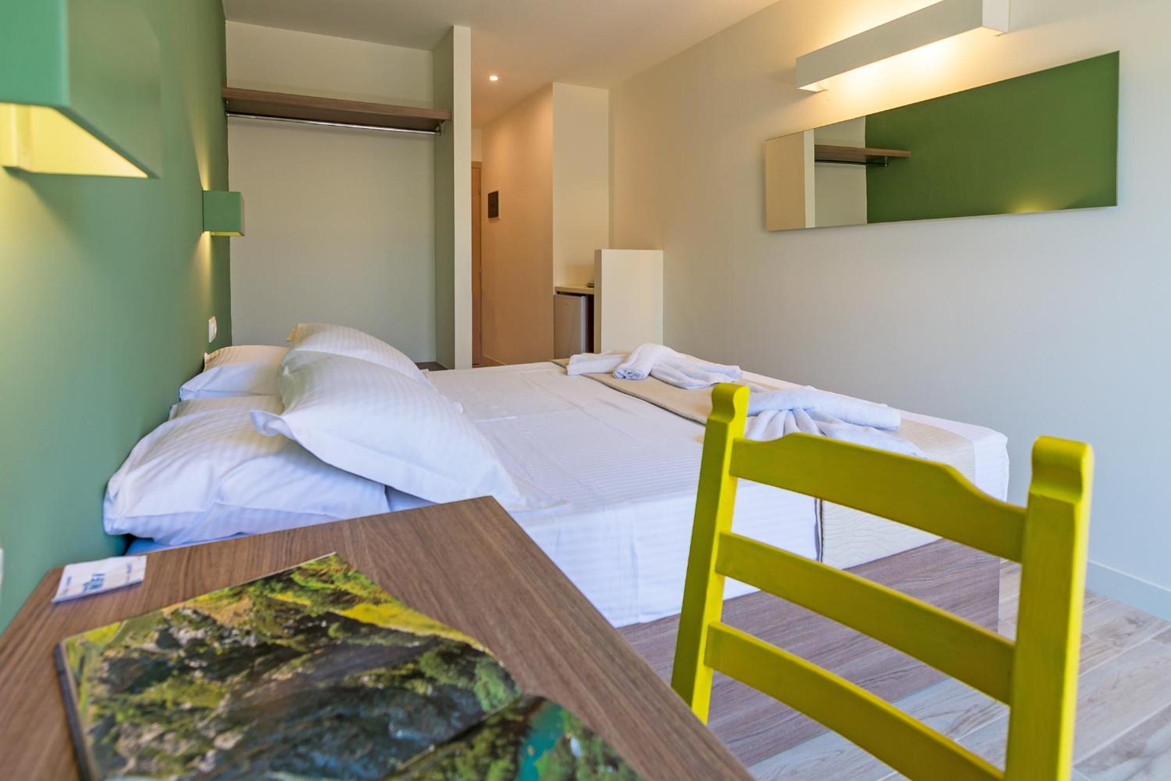 Deluxe Double Room with Balcony - Photo 7