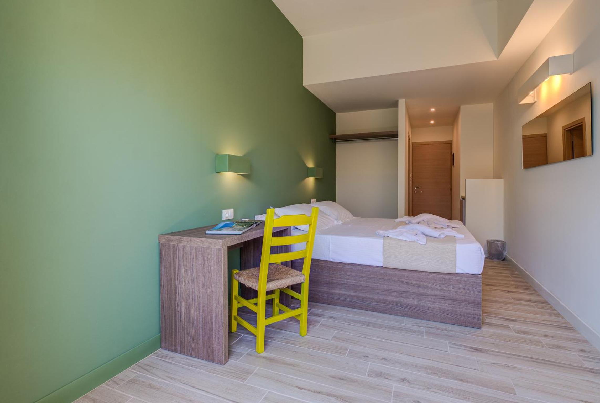 Deluxe Double Room with Balcony - Photo 20