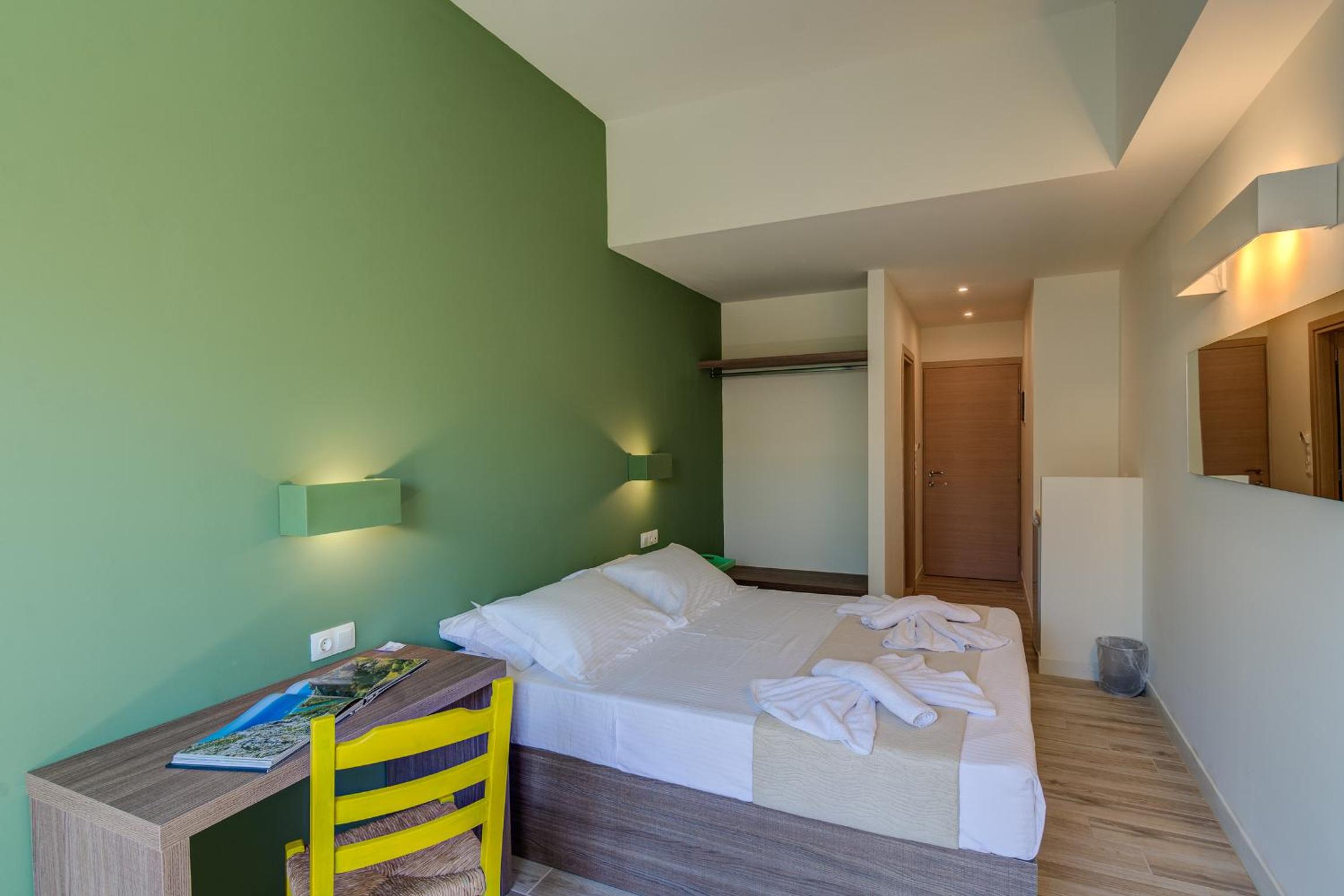 Deluxe Double Room with Balcony - Photo 18